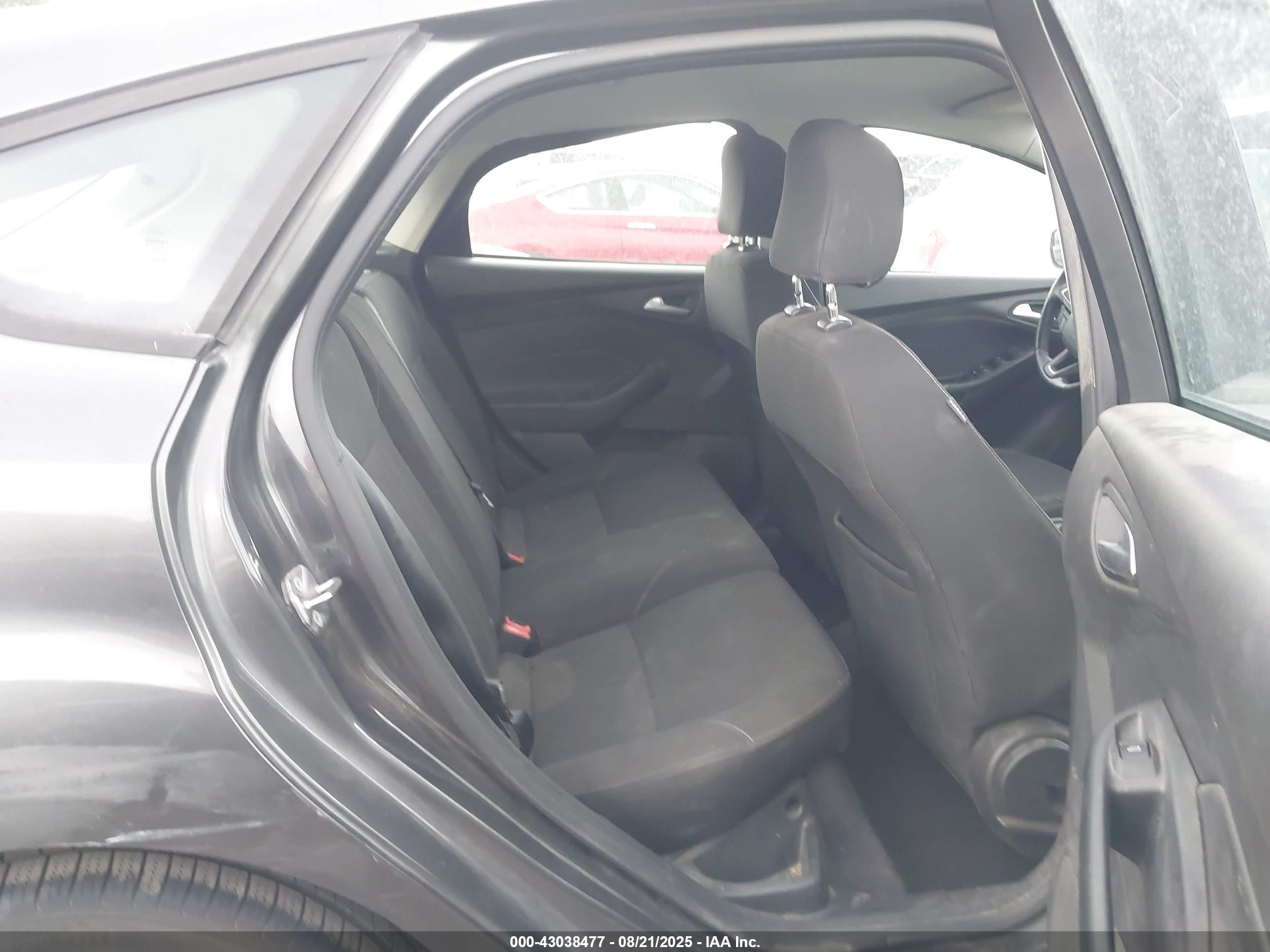 FORD FOCUS image 8