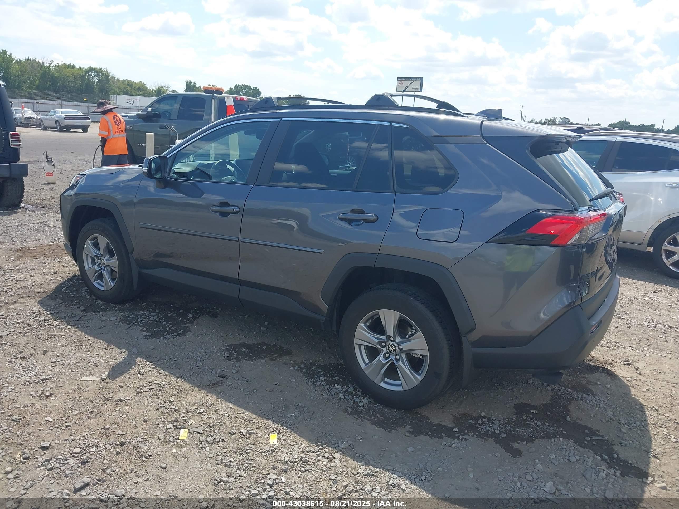 TOYOTA RAV4 image 3