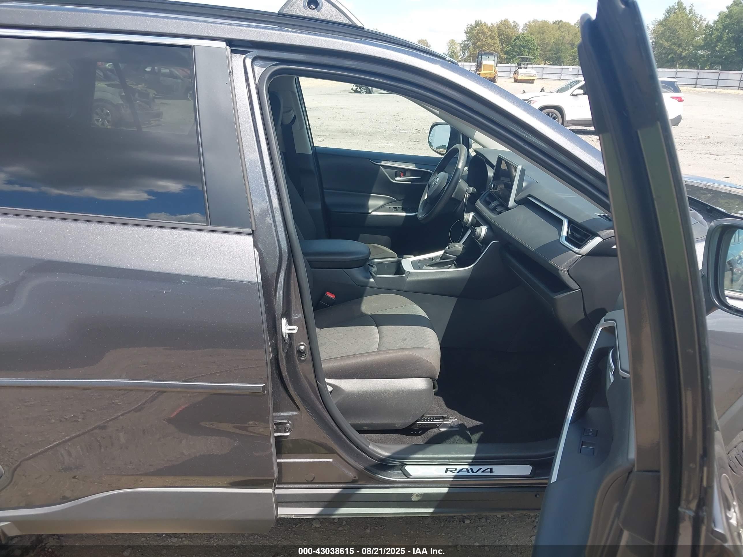 TOYOTA RAV4 image 5
