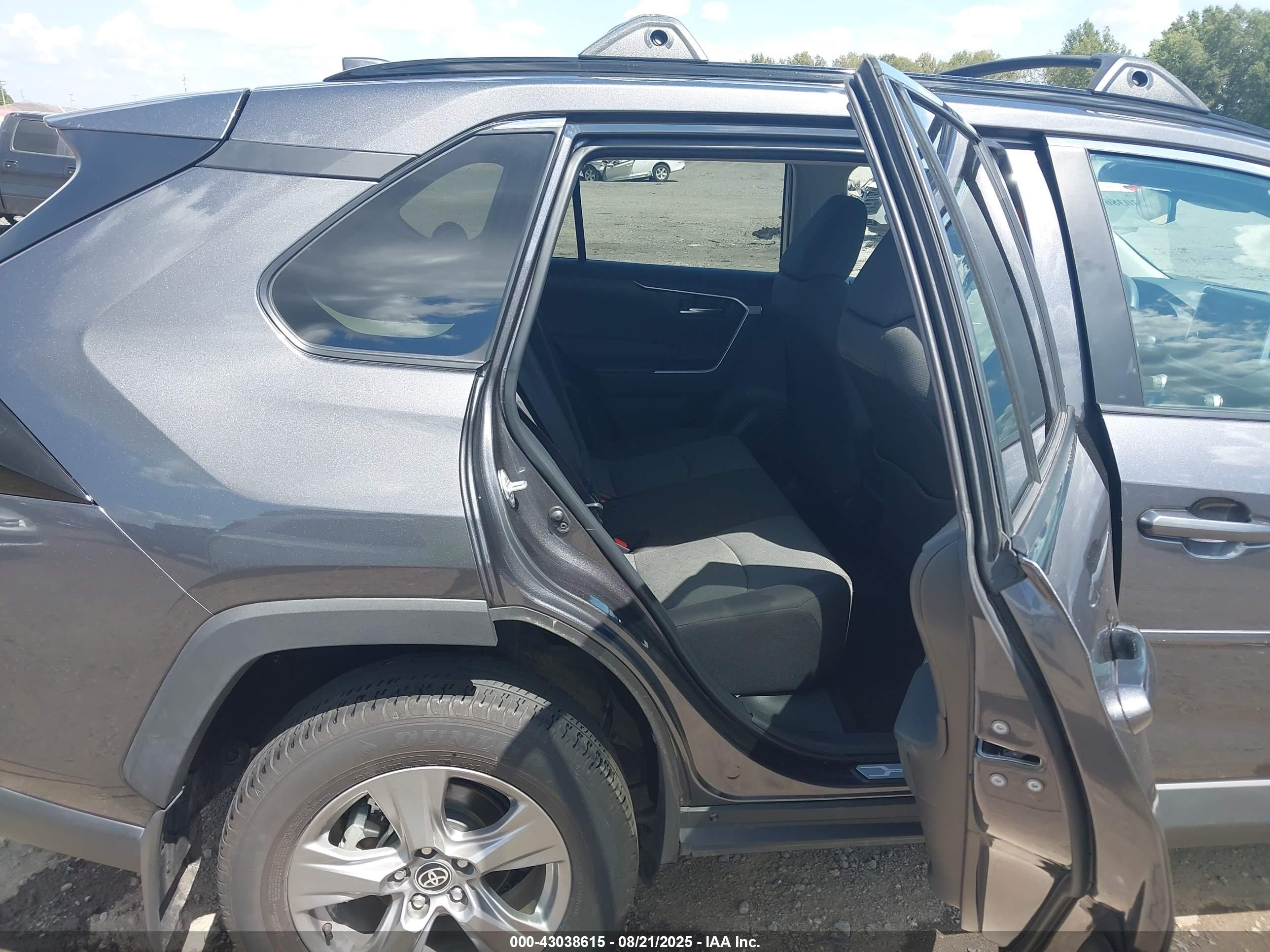 TOYOTA RAV4 image 8