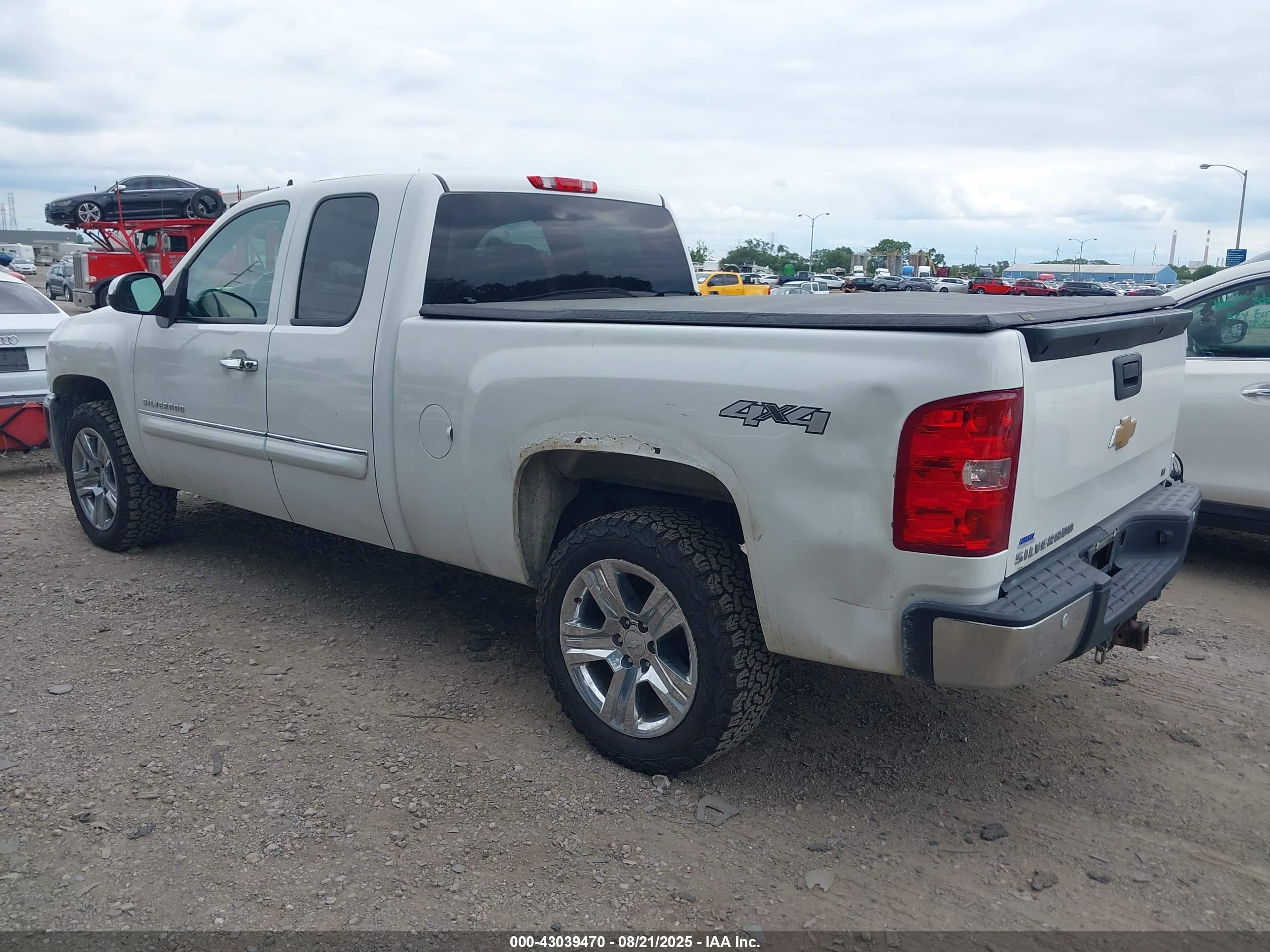 CHEVROLET SILVERADO image 3