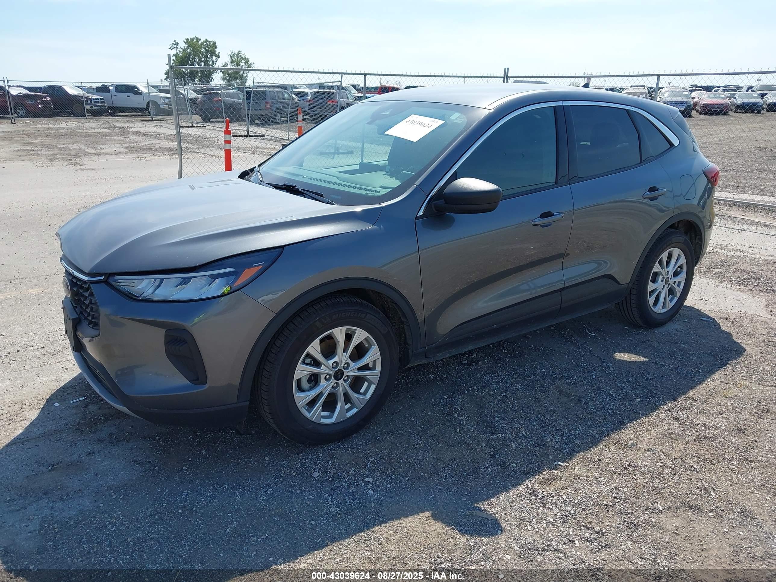 FORD ESCAPE image 2