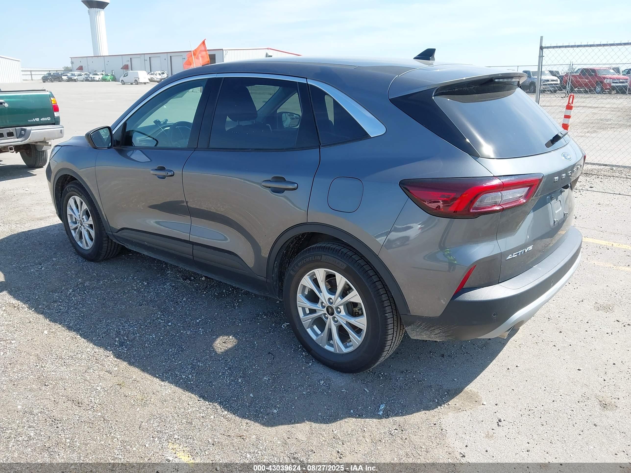 FORD ESCAPE image 3