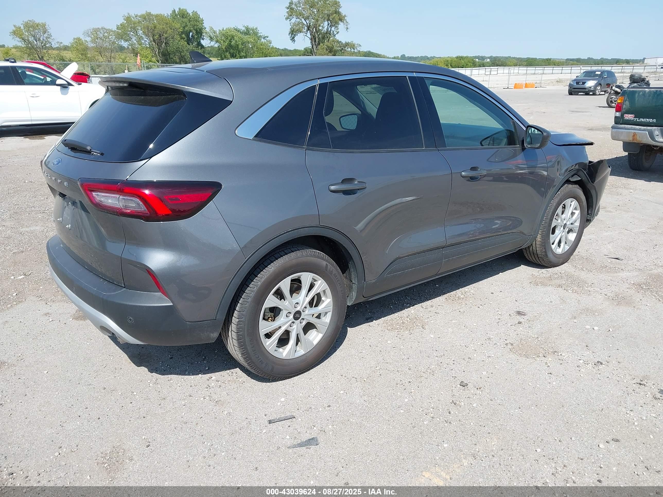FORD ESCAPE image 4