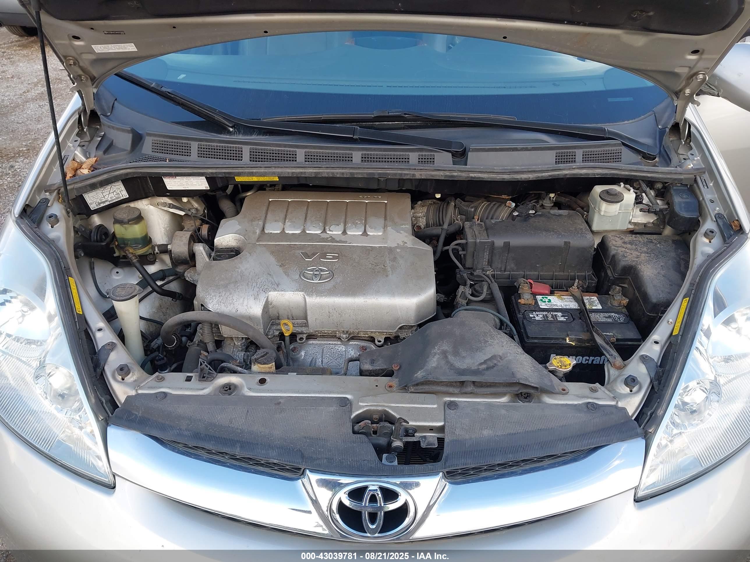TOYOTA SIENNA image 10