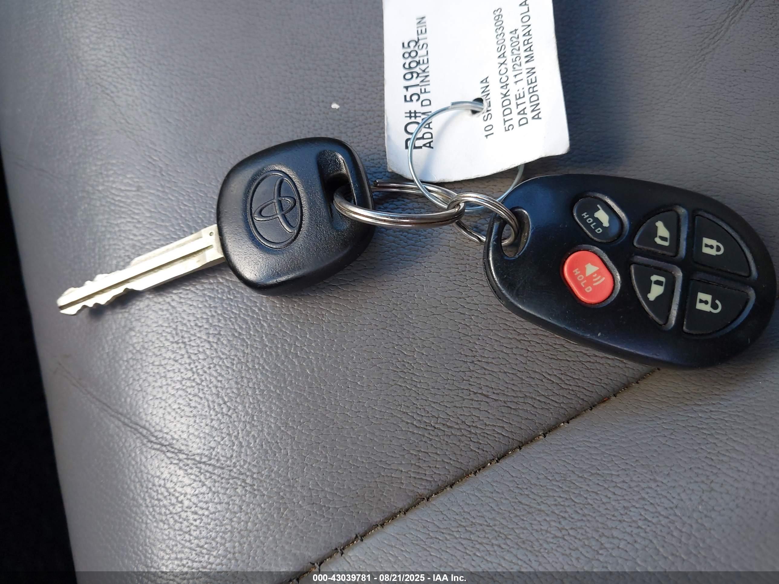 TOYOTA SIENNA image 11