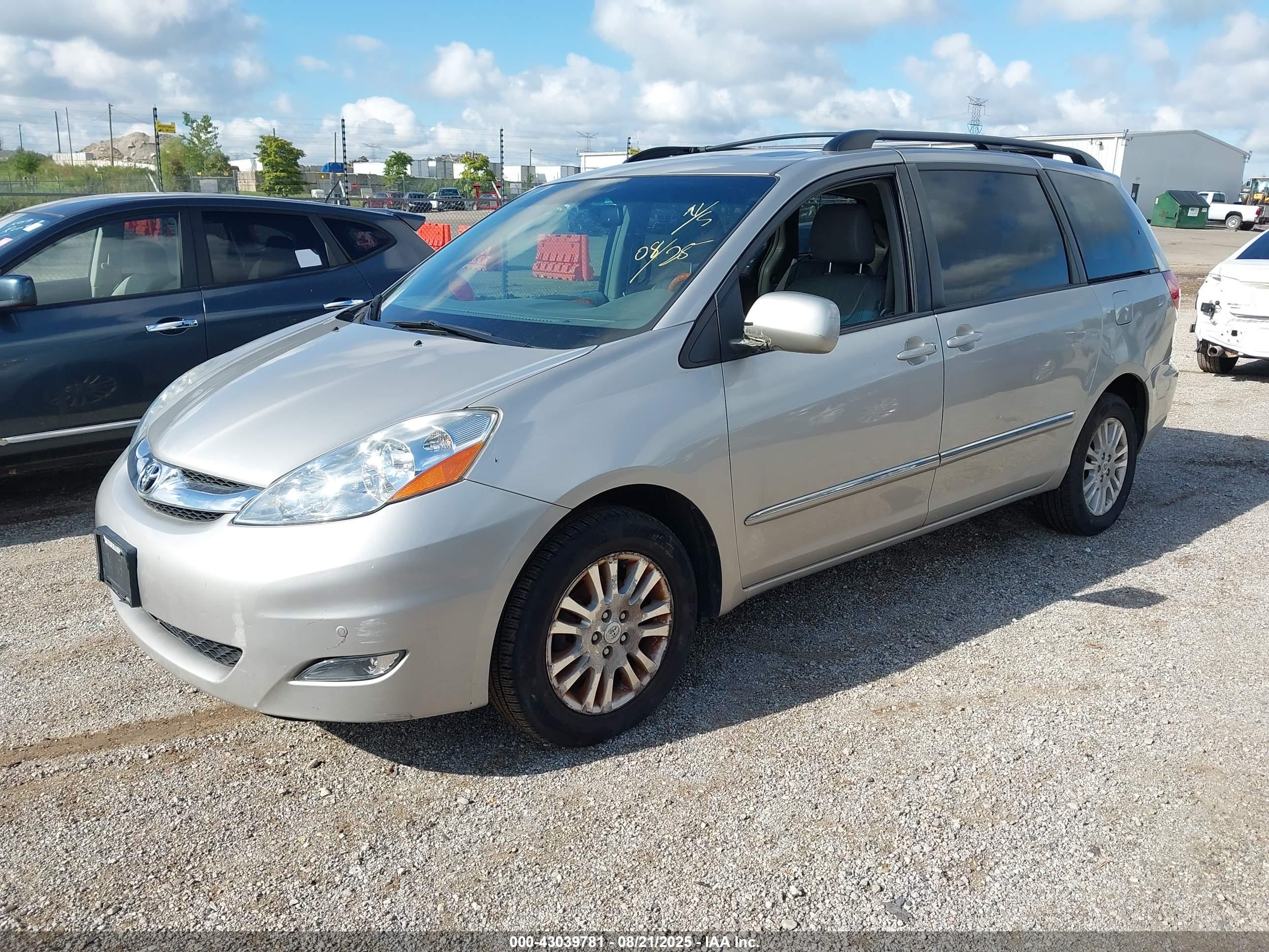 TOYOTA SIENNA image 2