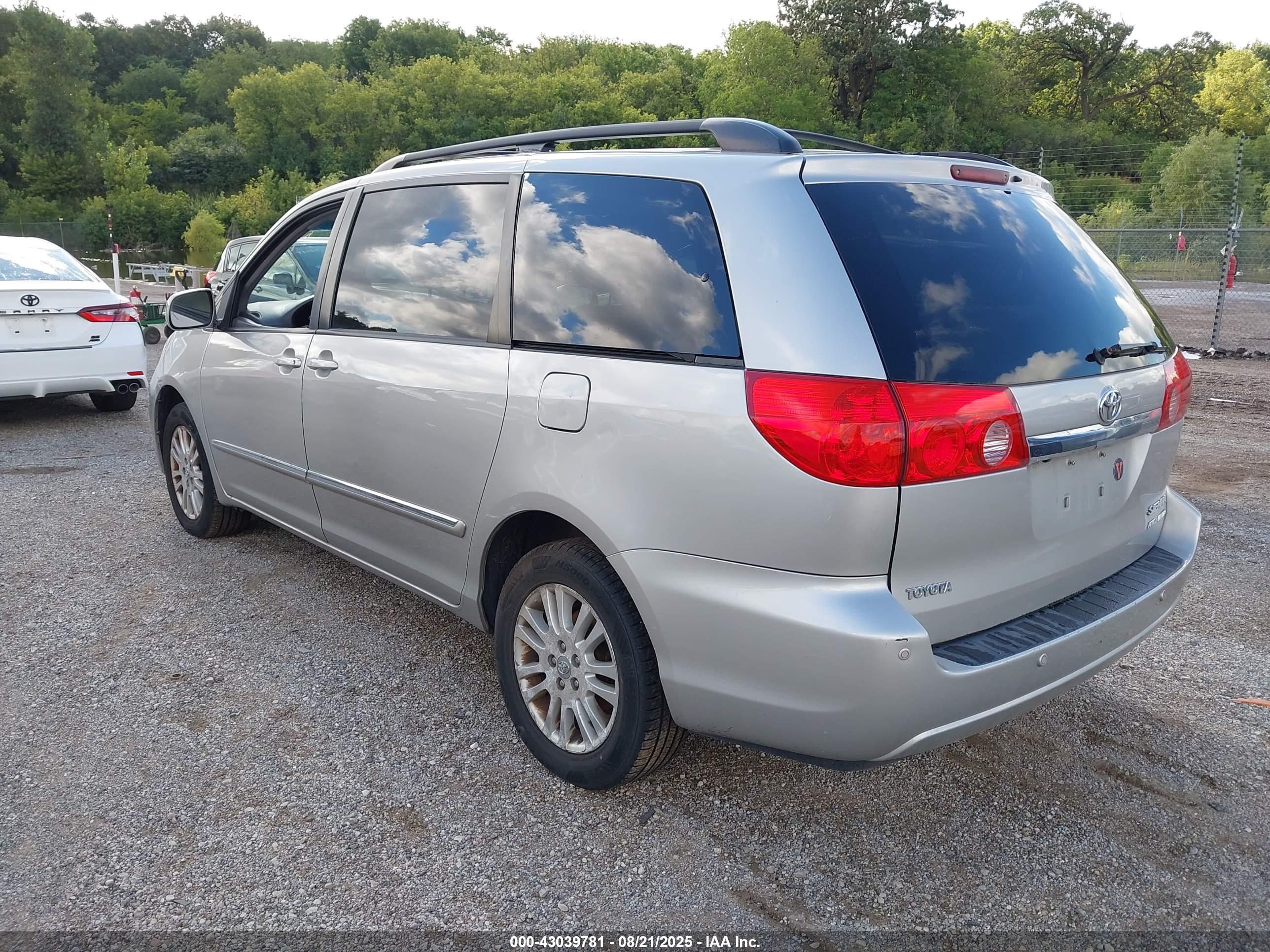 TOYOTA SIENNA image 3