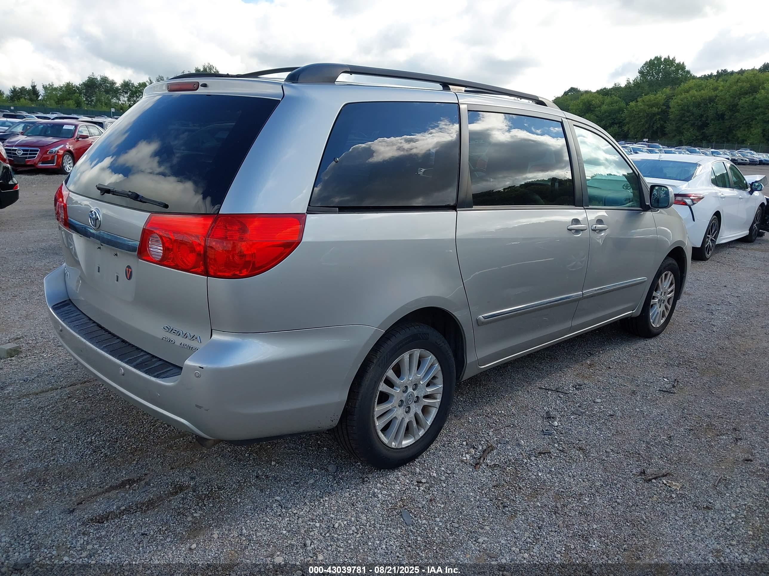 TOYOTA SIENNA image 4