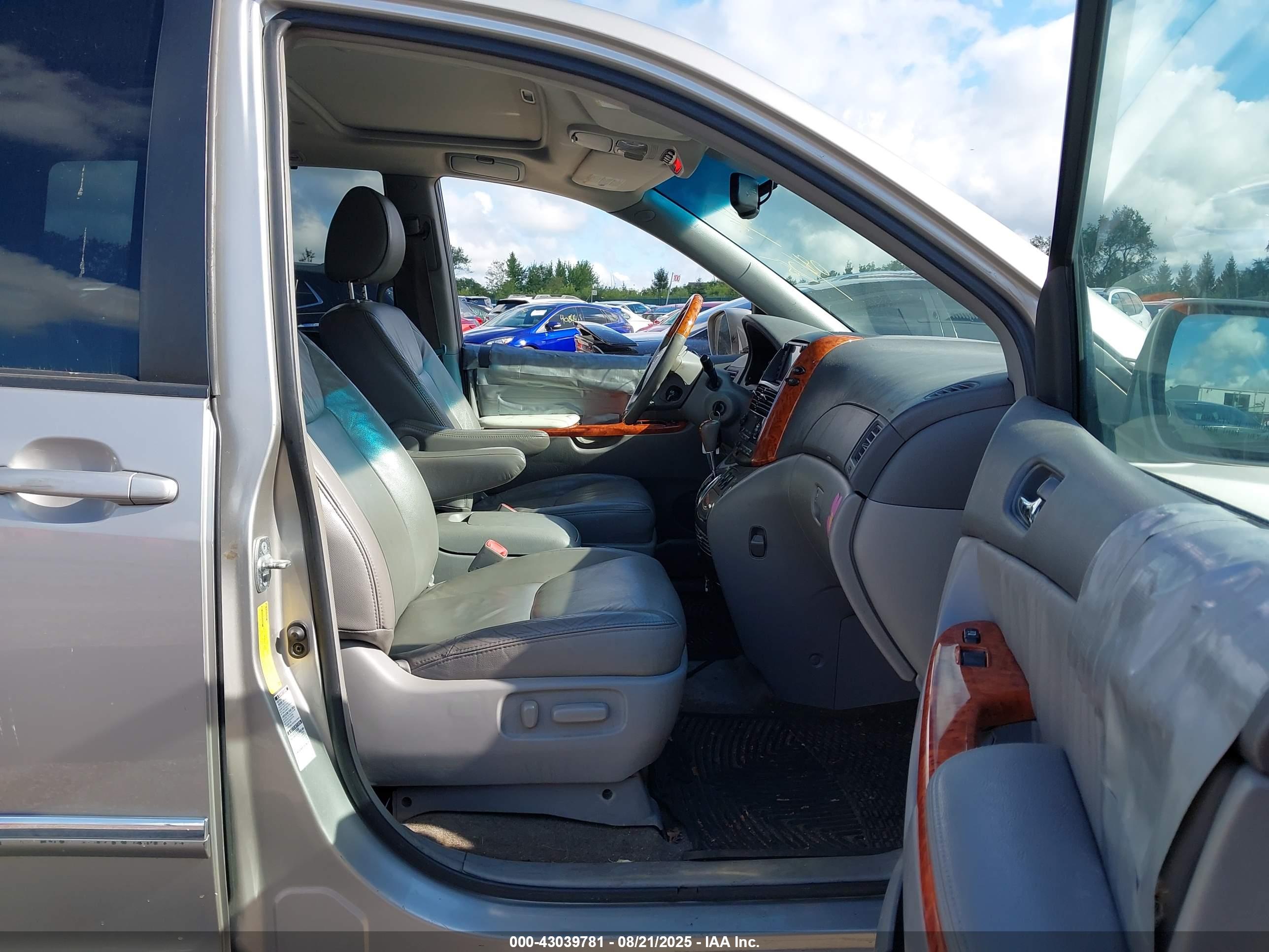 TOYOTA SIENNA image 5