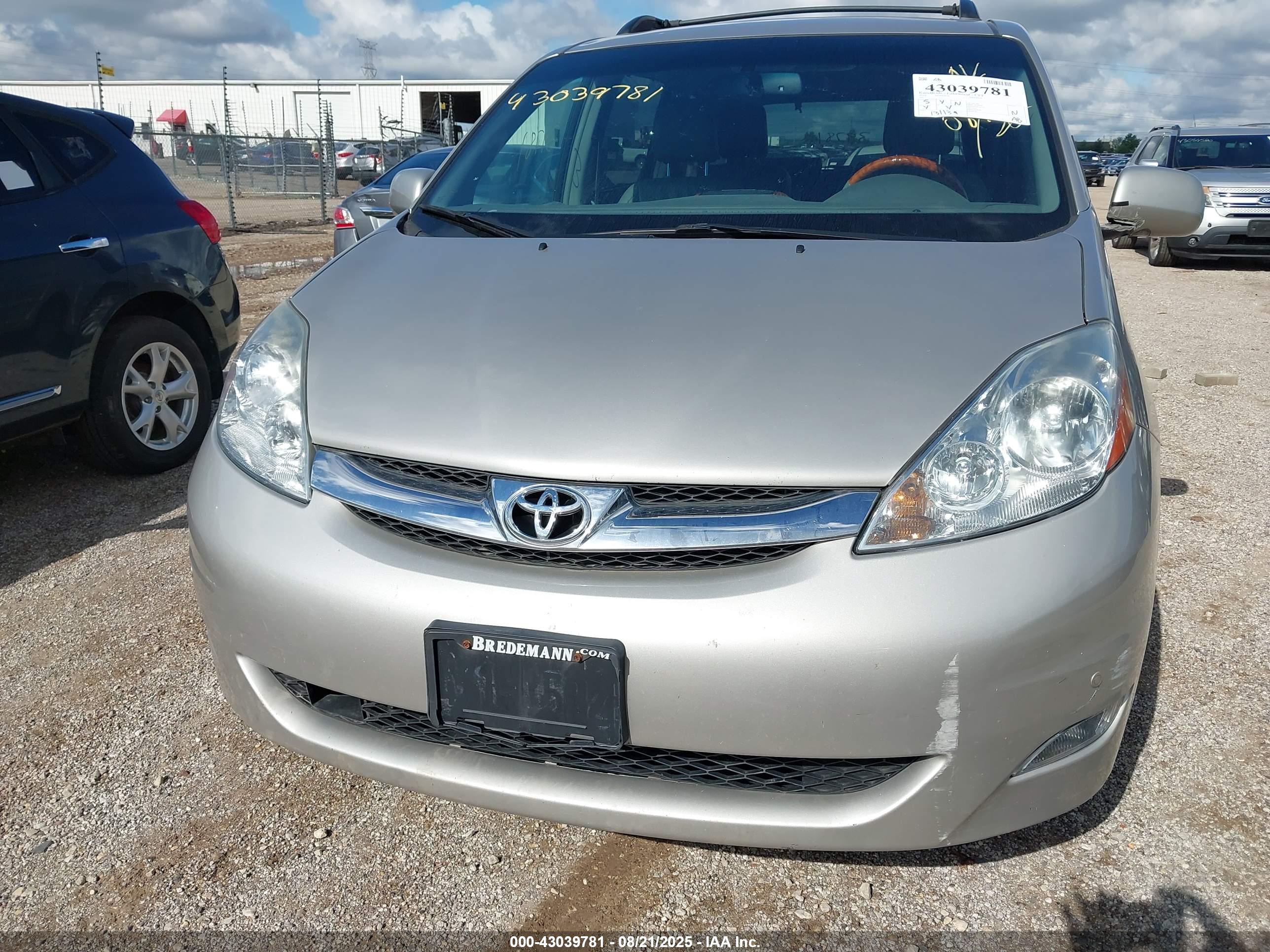 TOYOTA SIENNA image 6
