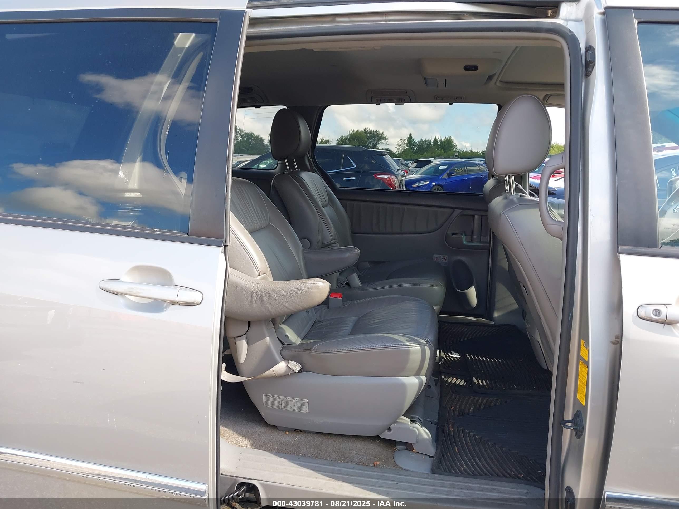 TOYOTA SIENNA image 8