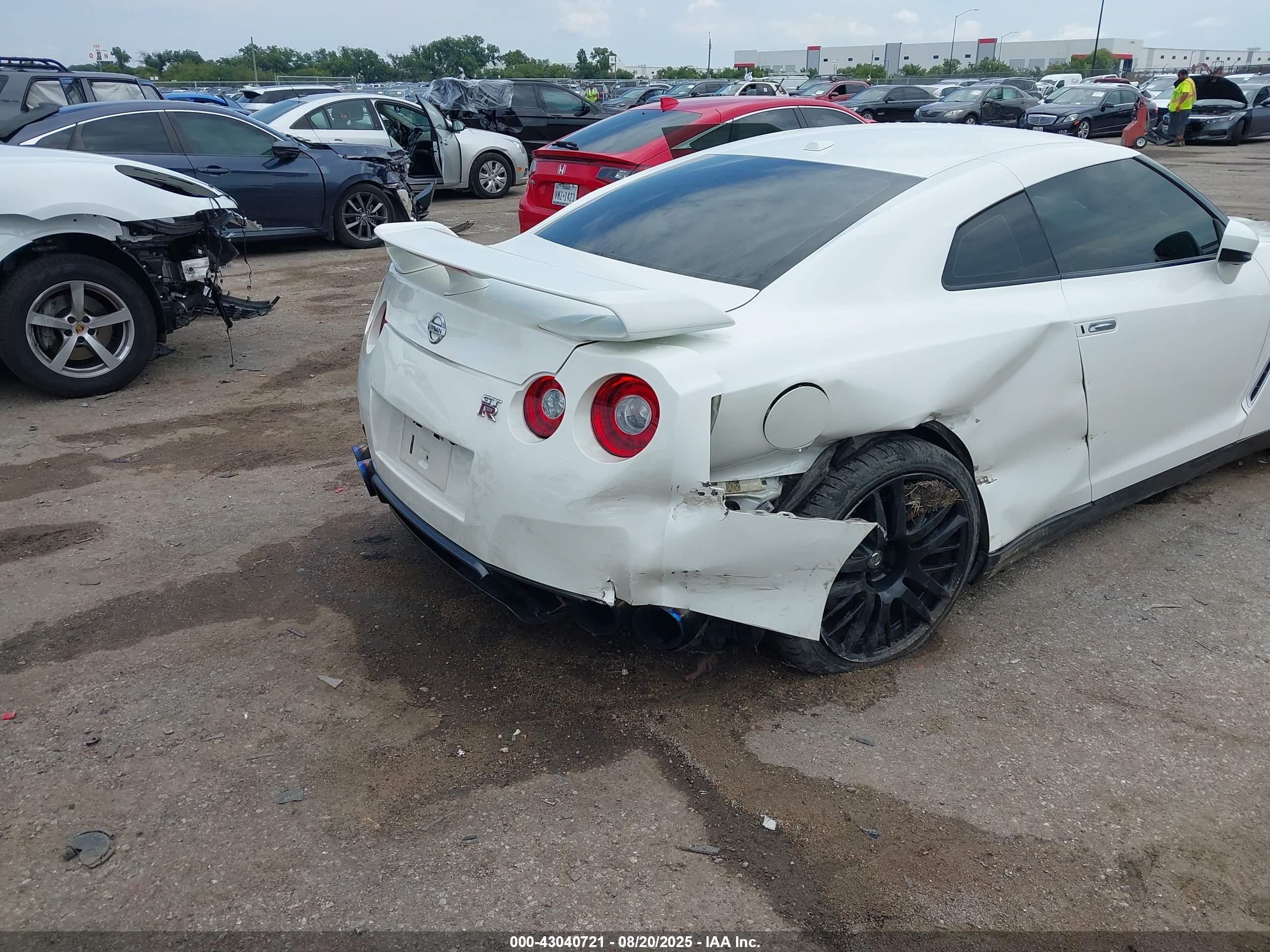 NISSAN GT-R image 6