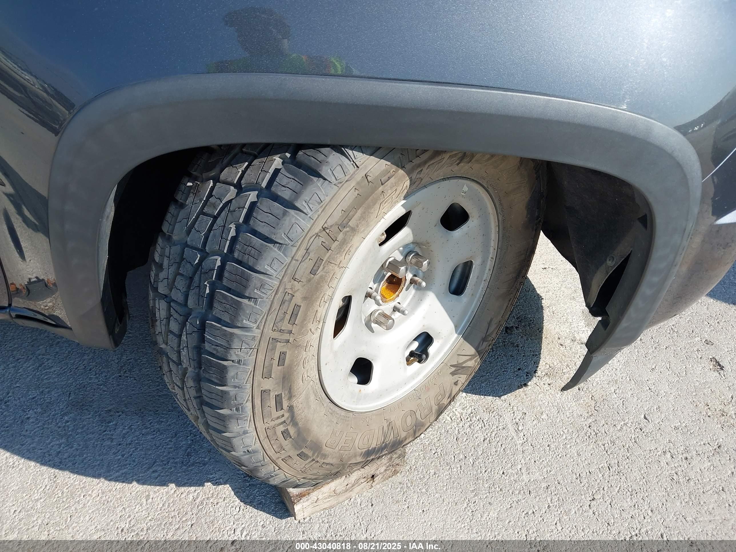 CHEVROLET COLORADO image 6