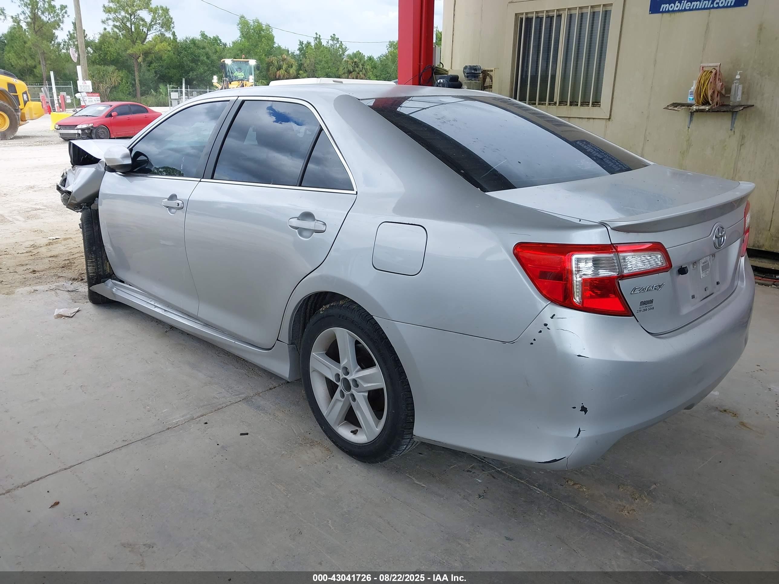 TOYOTA CAMRY image 3