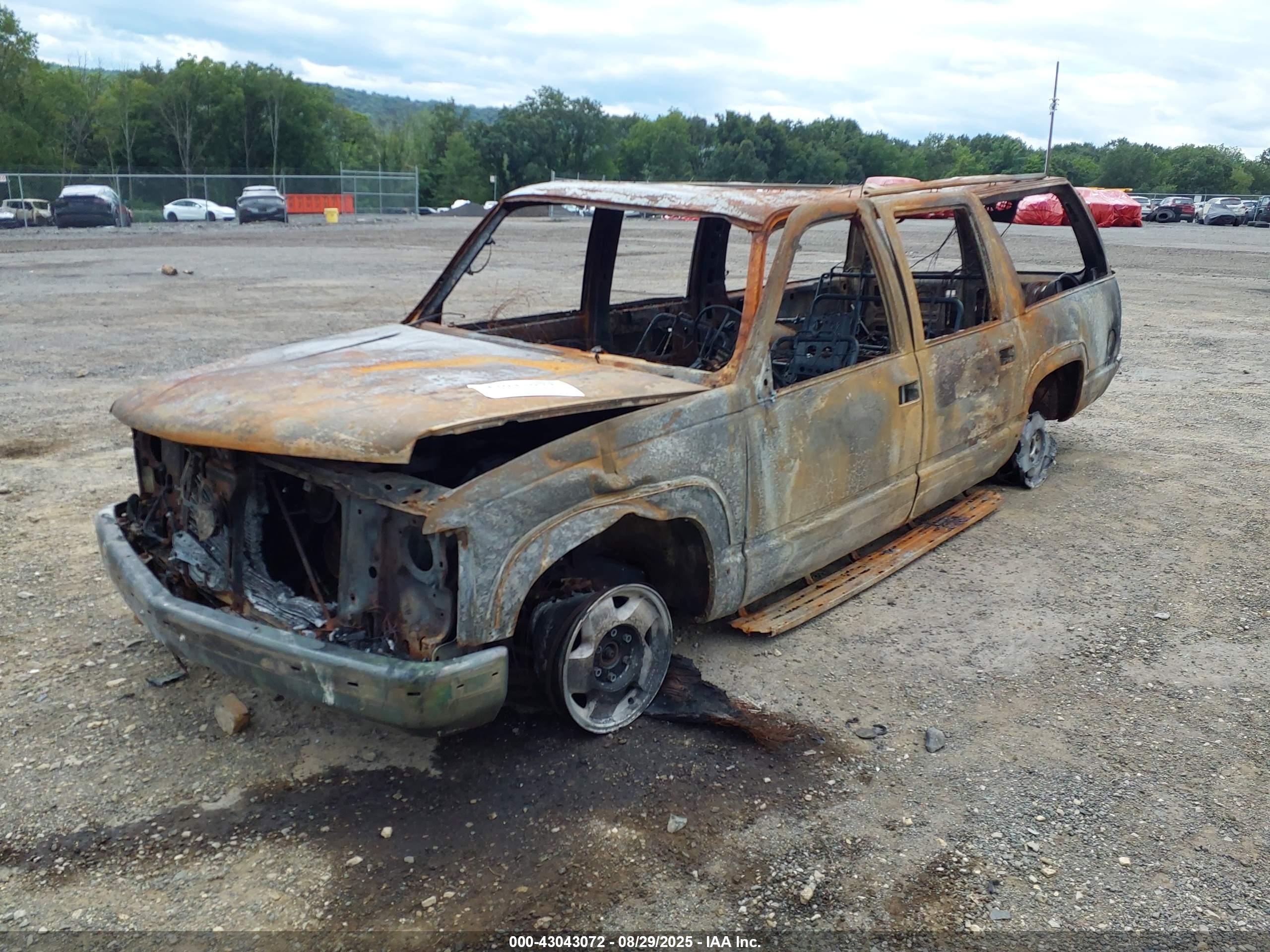 CHEVROLET SUBURBAN image 2