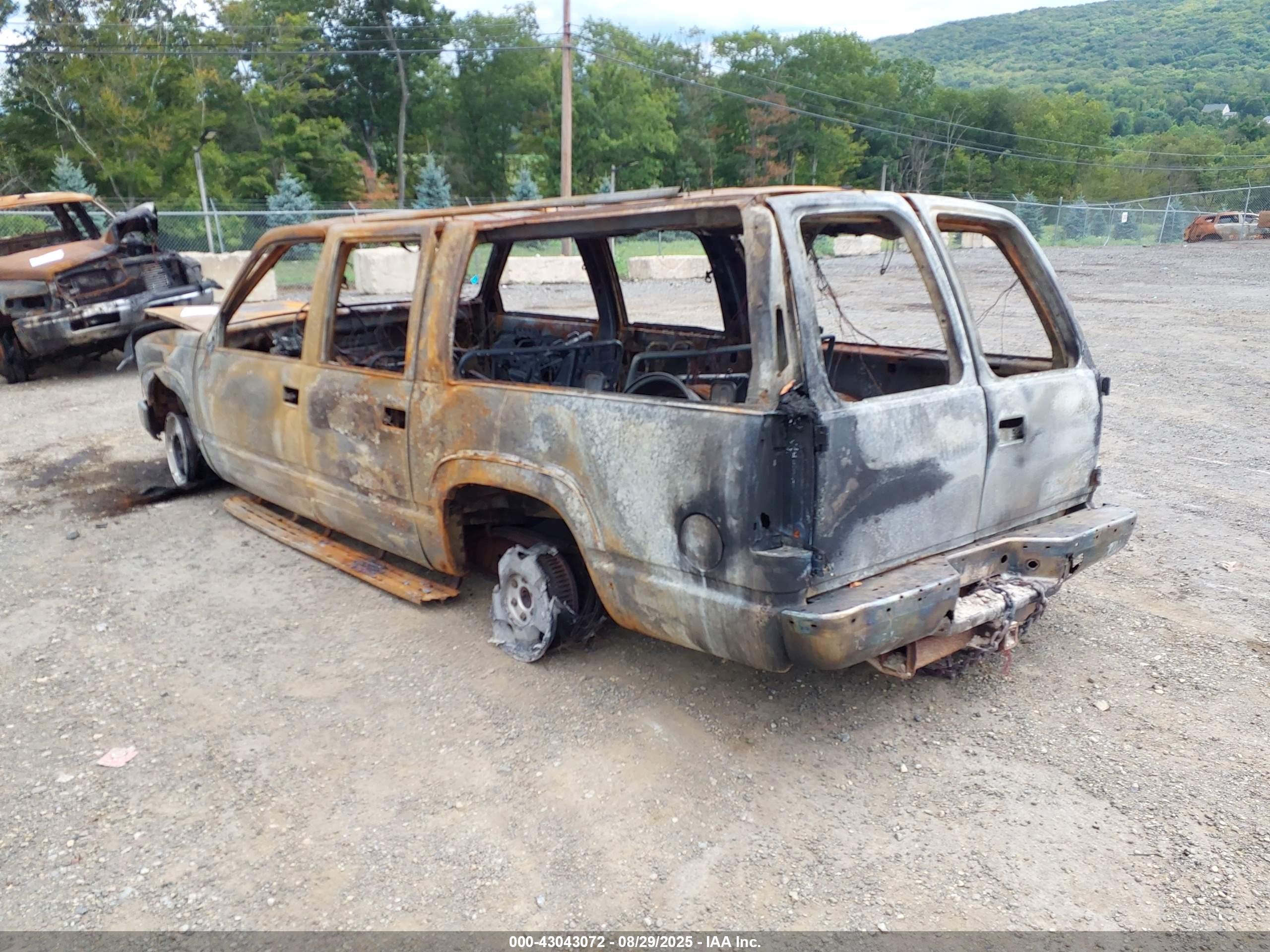 CHEVROLET SUBURBAN image 3