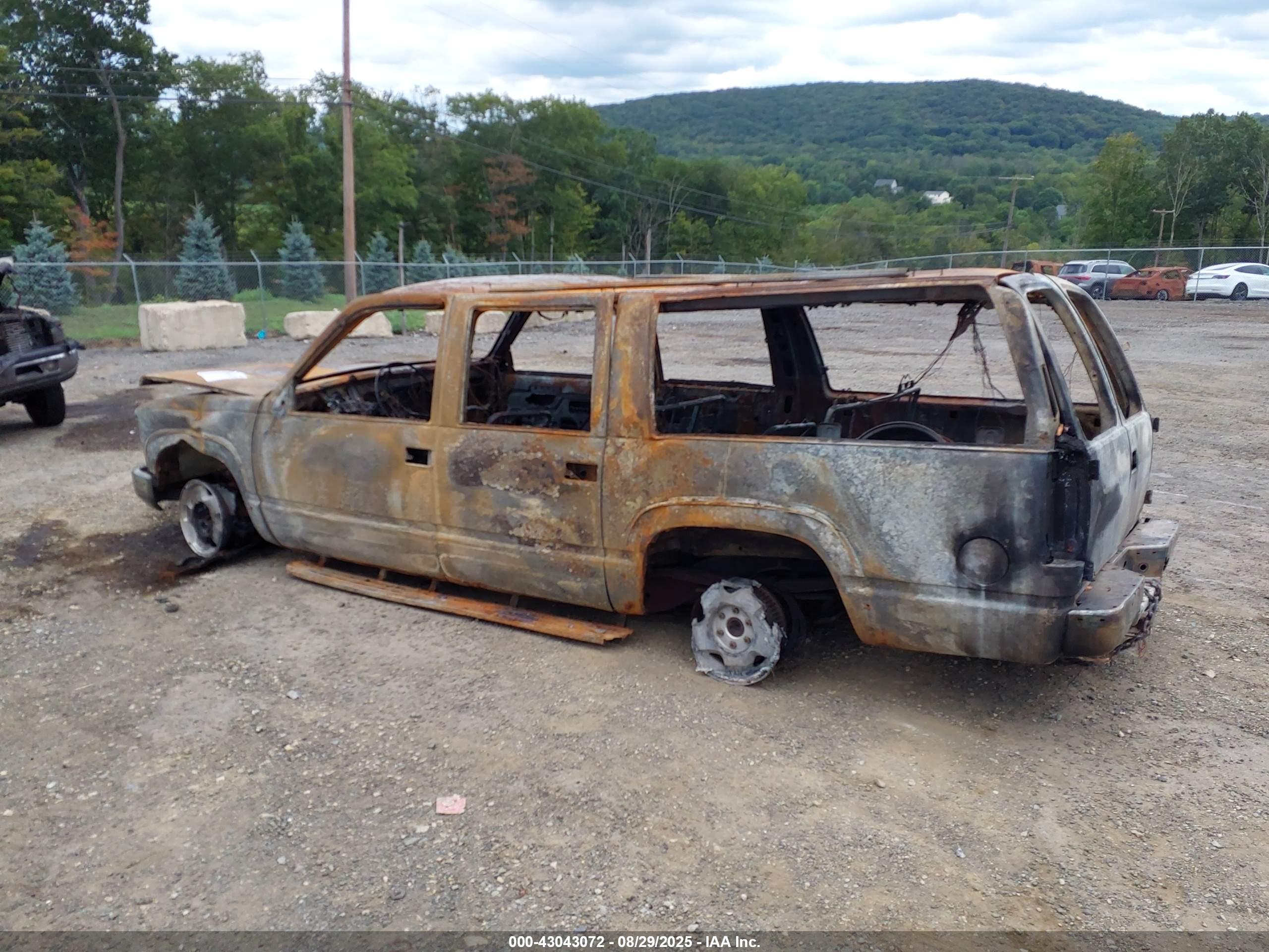CHEVROLET SUBURBAN image 6