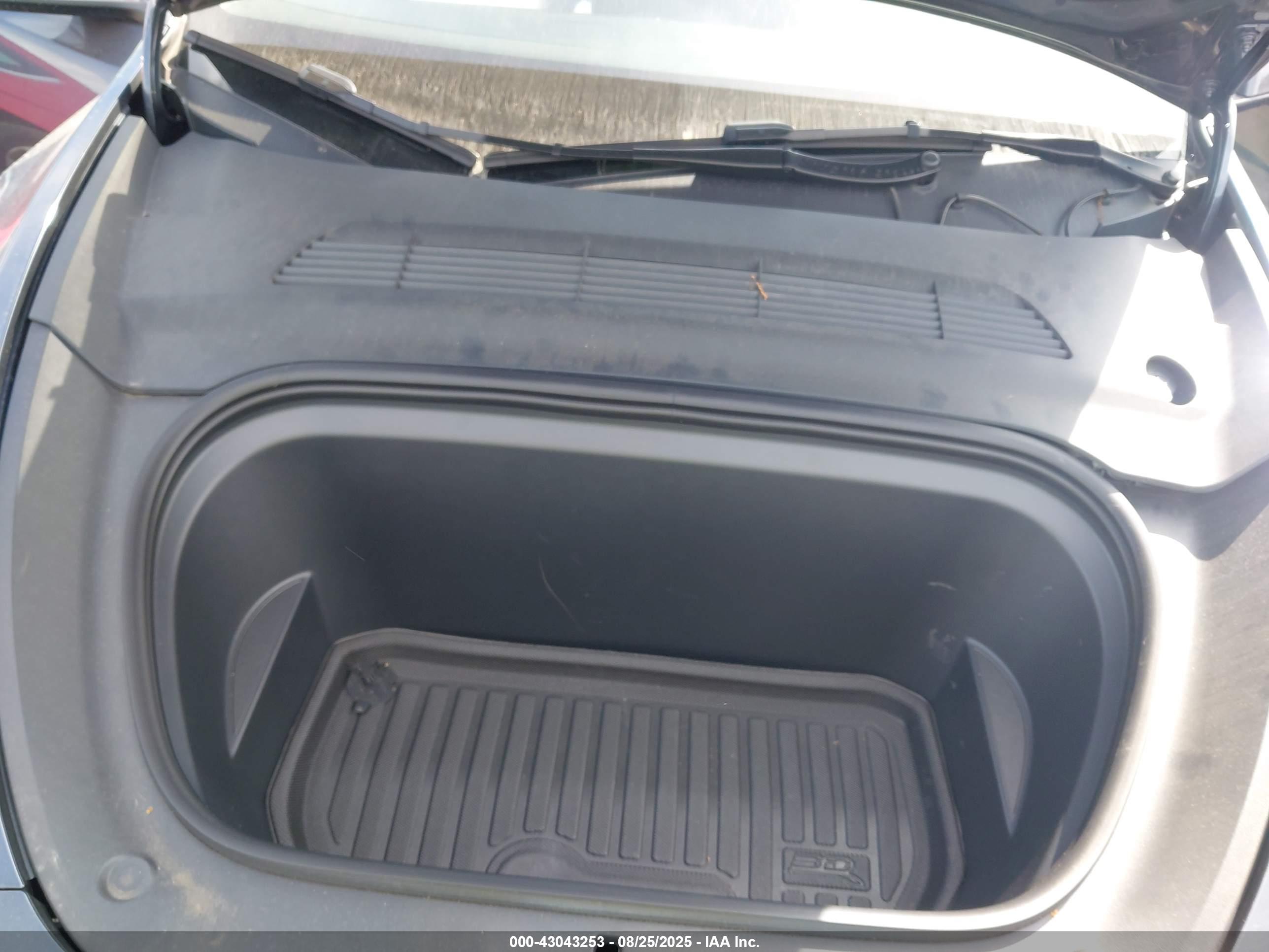 TESLA MODEL image 10