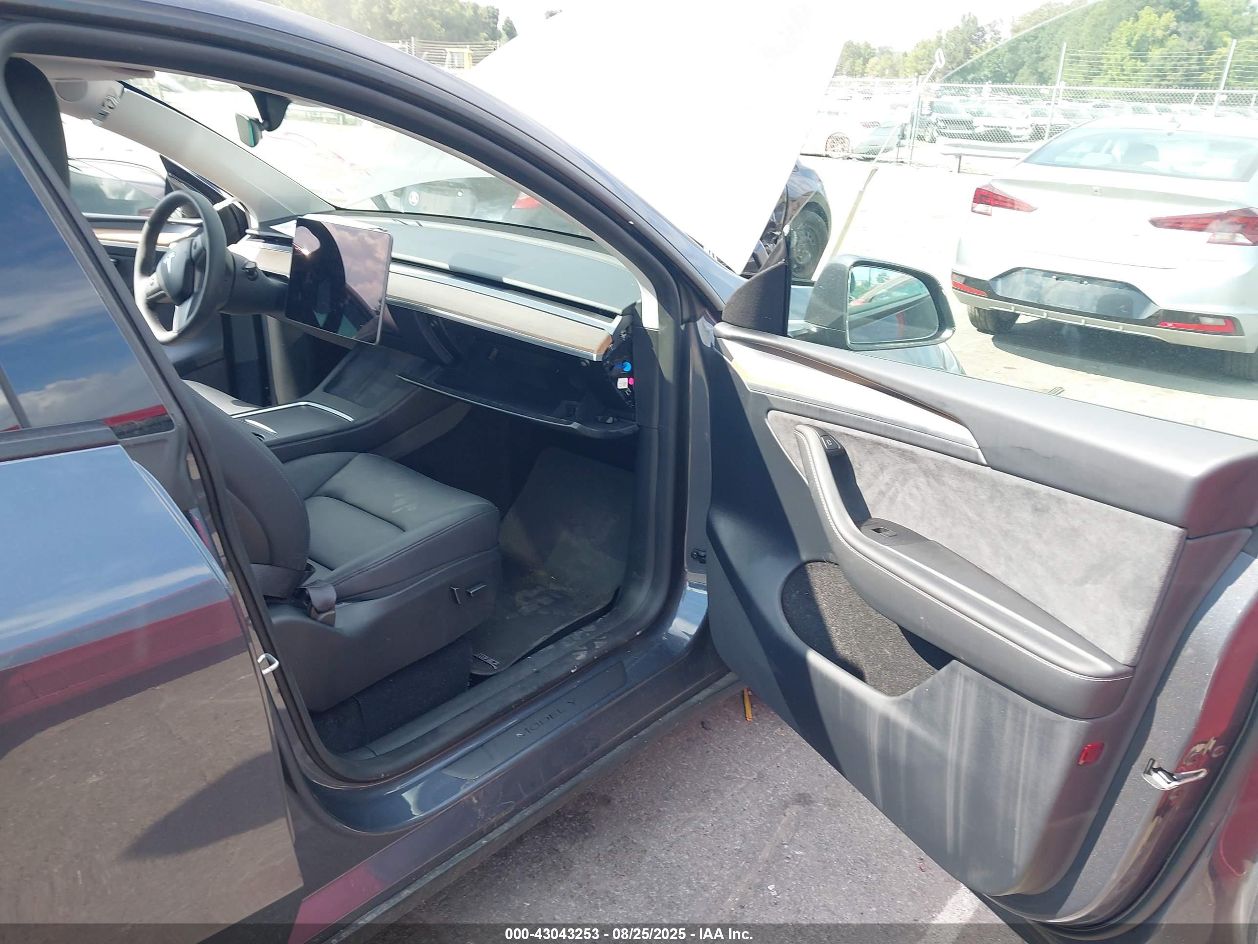 TESLA MODEL image 5