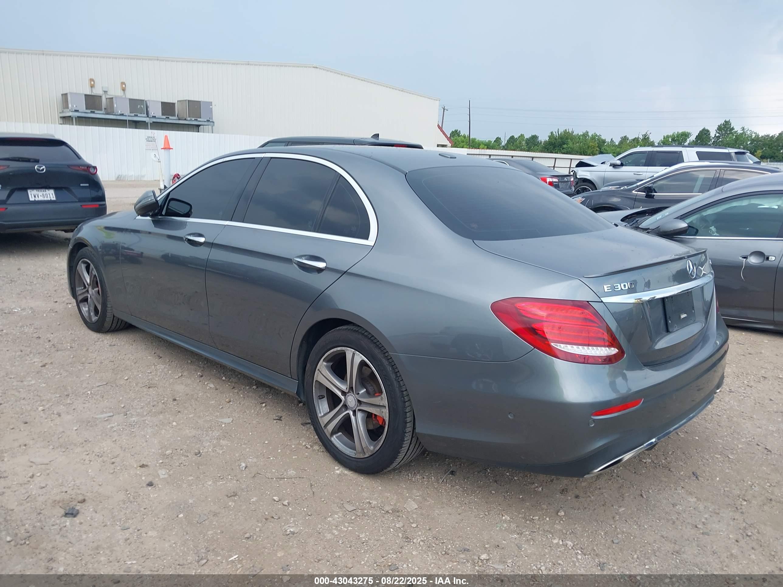 MERCEDES-BENZ E image 3