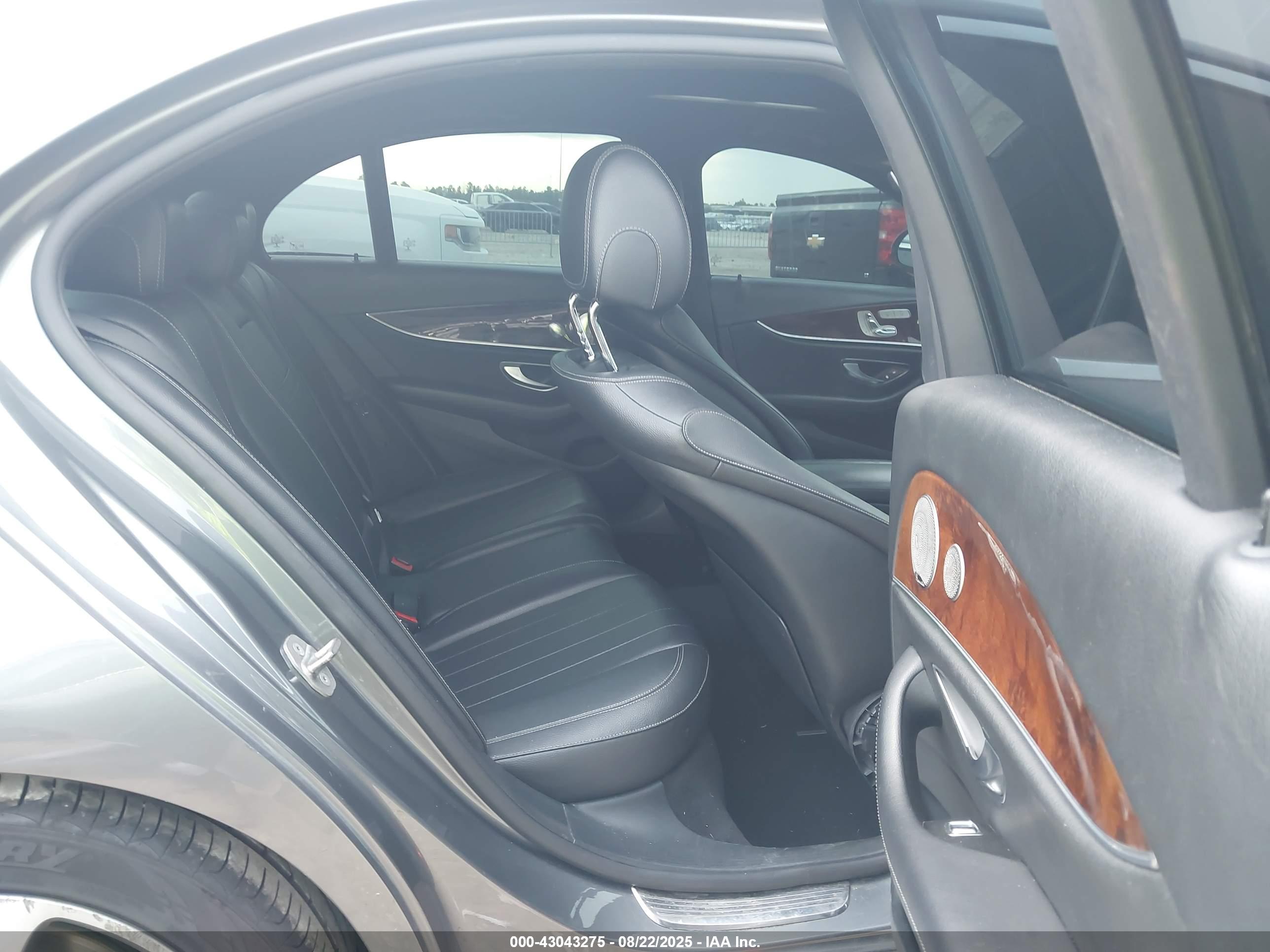 MERCEDES-BENZ E image 8