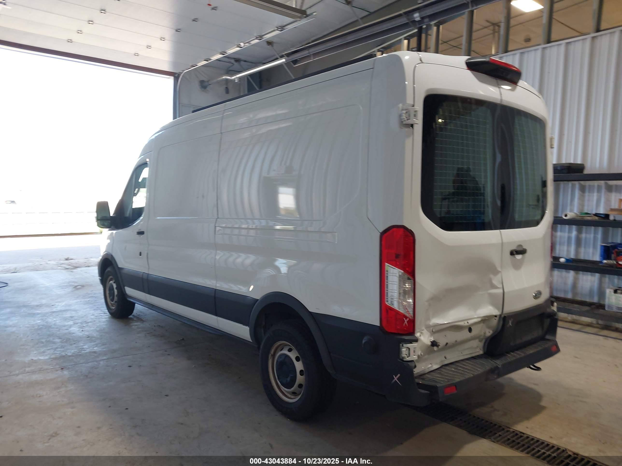FORD TRANSIT-250 image 3