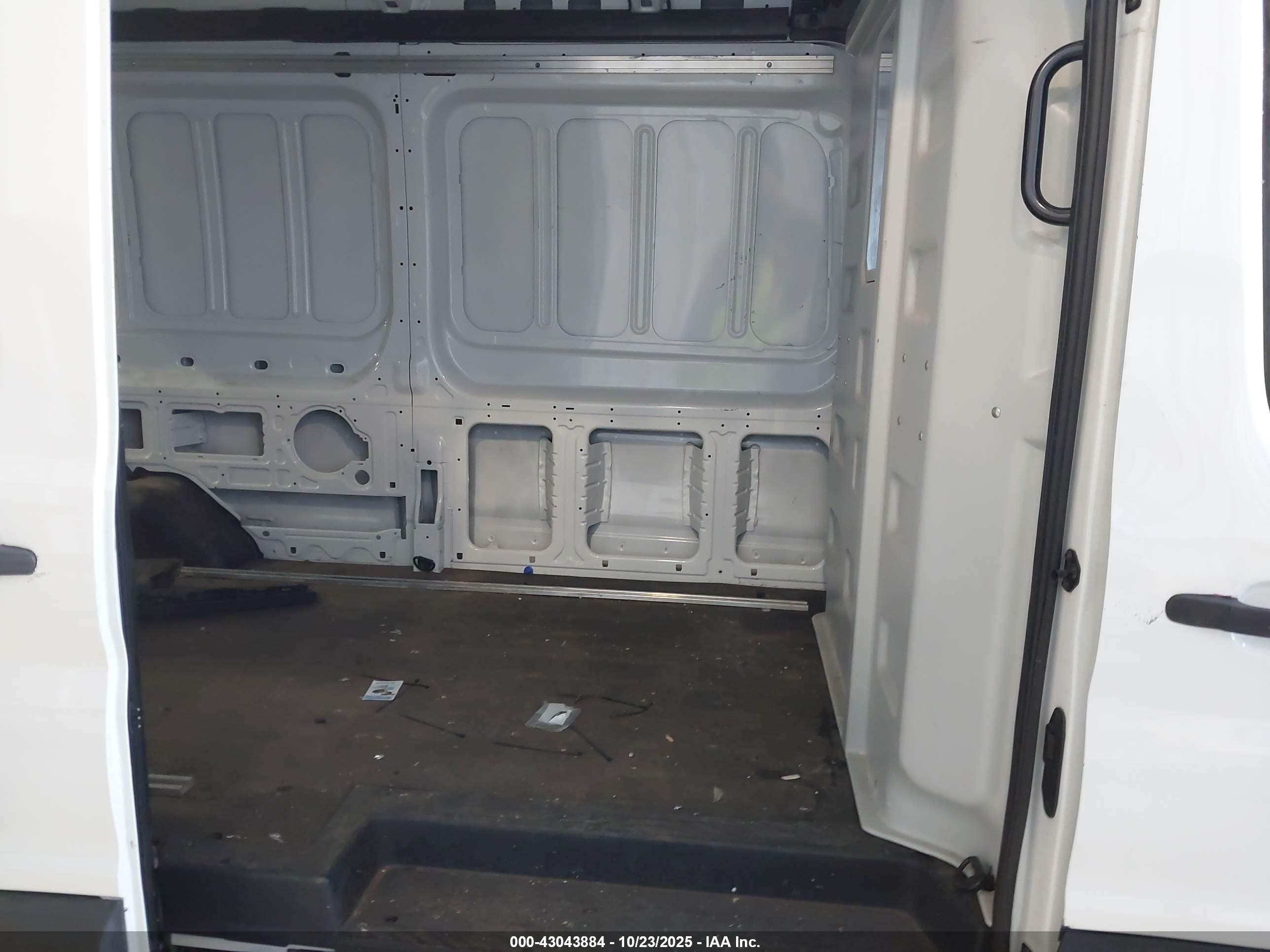 FORD TRANSIT-250 image 8