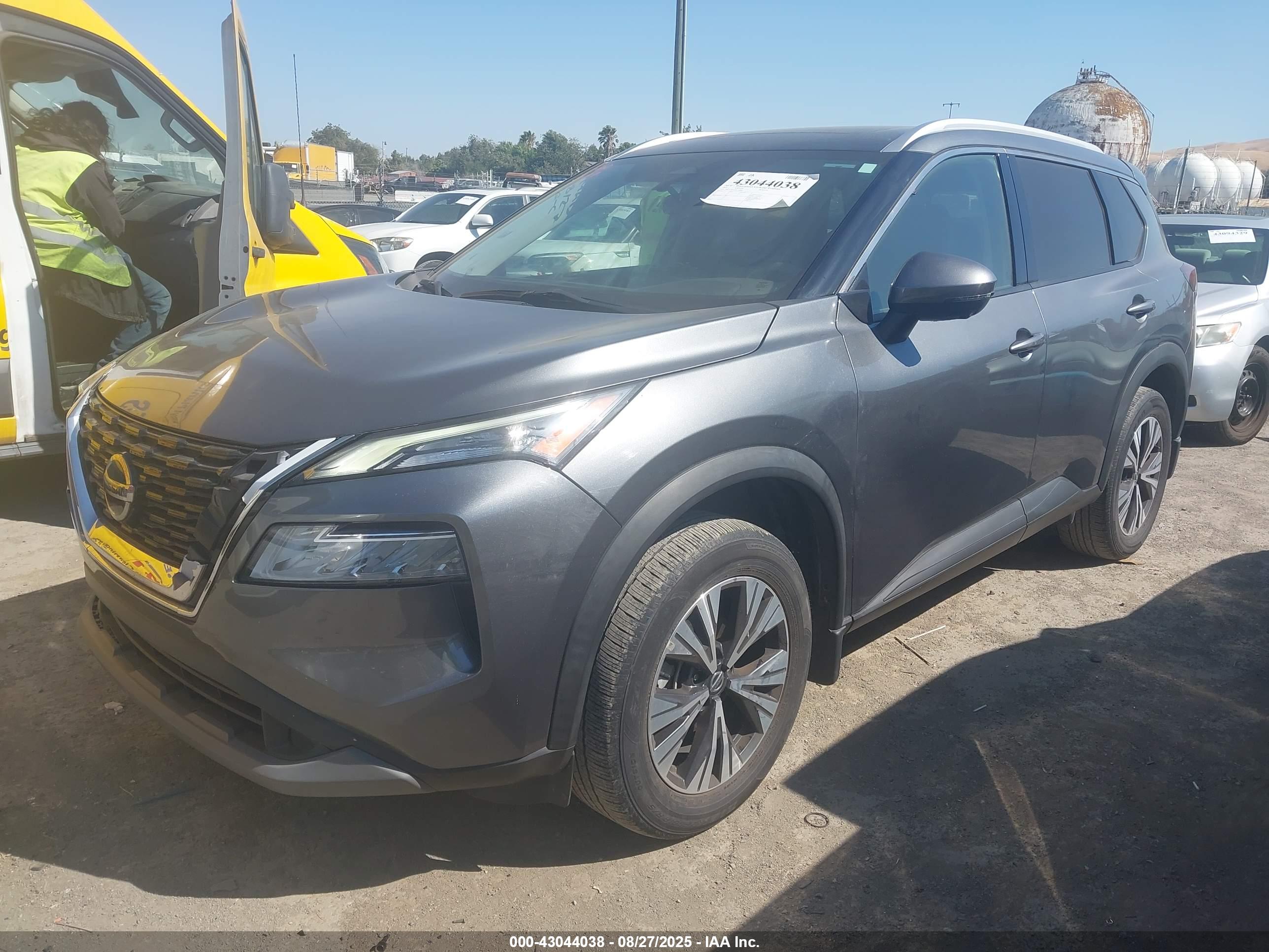 NISSAN ROGUE image 2