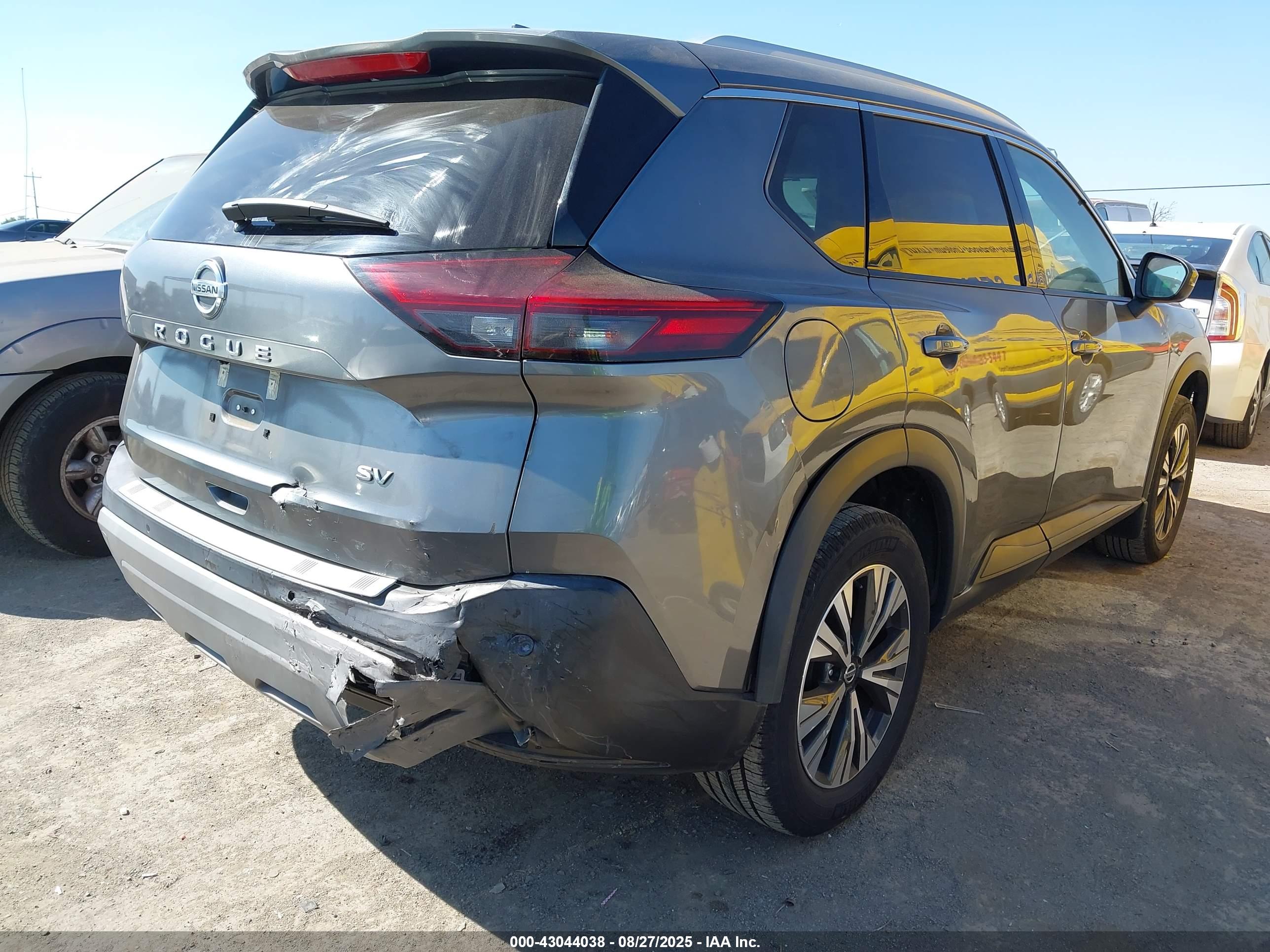 NISSAN ROGUE image 4