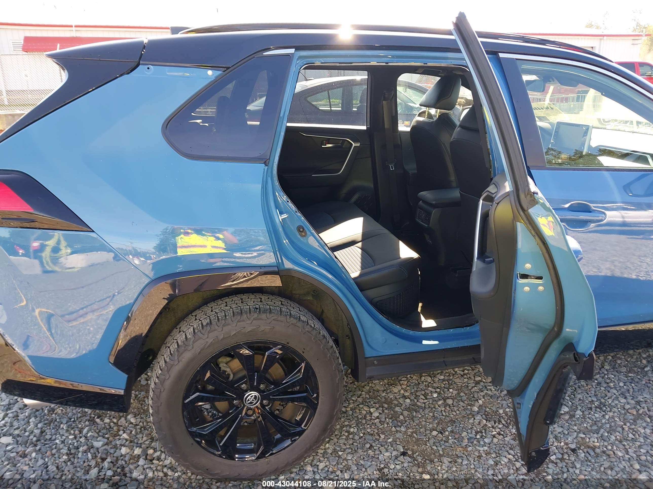 TOYOTA RAV4 image 8