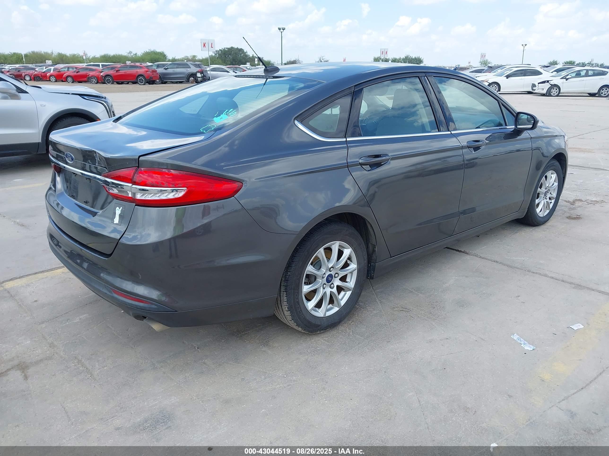 FORD FUSION image 4