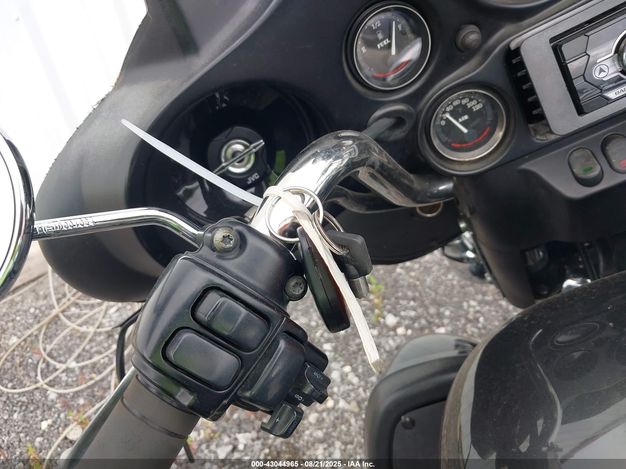 HARLEY-DAVIDSON FLHTCUI image 11
