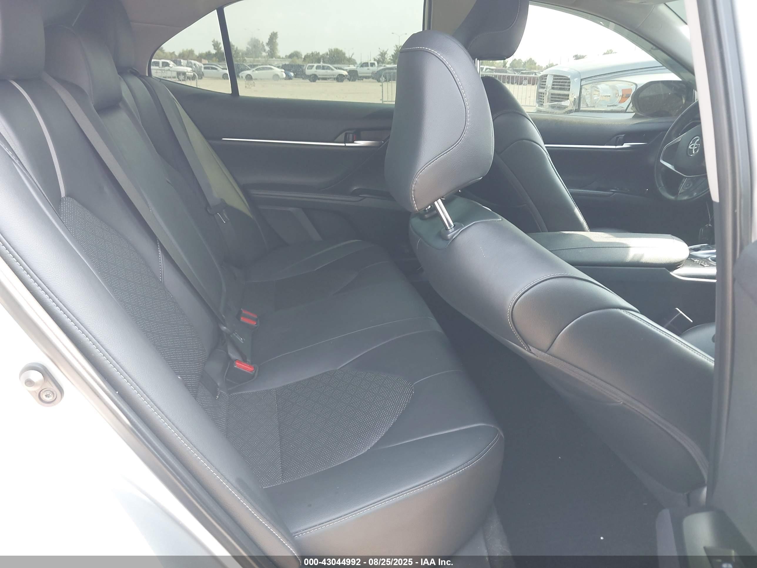 TOYOTA CAMRY image 8