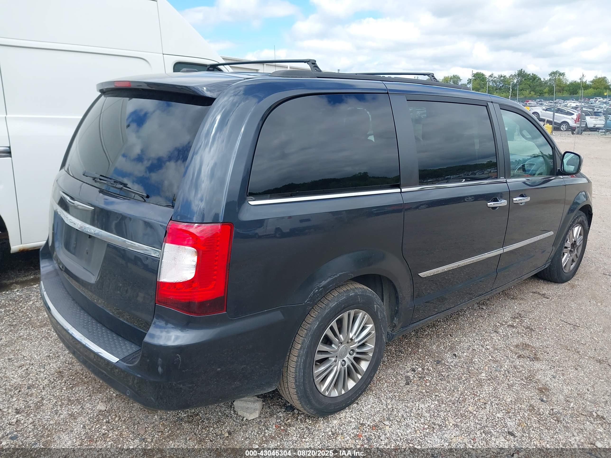 CHRYSLER TOWN image 4