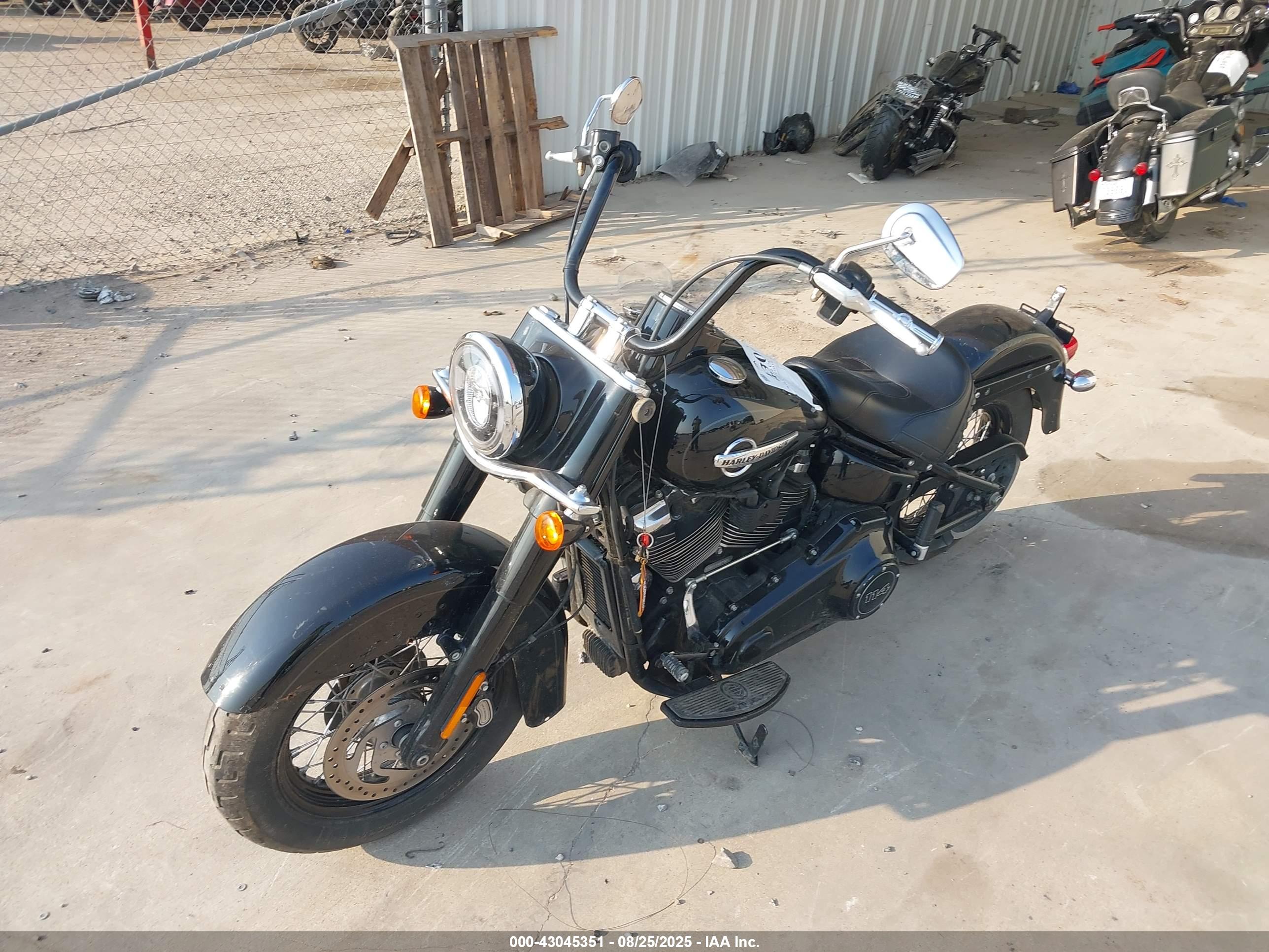 HARLEY-DAVIDSON FLHCS image 2