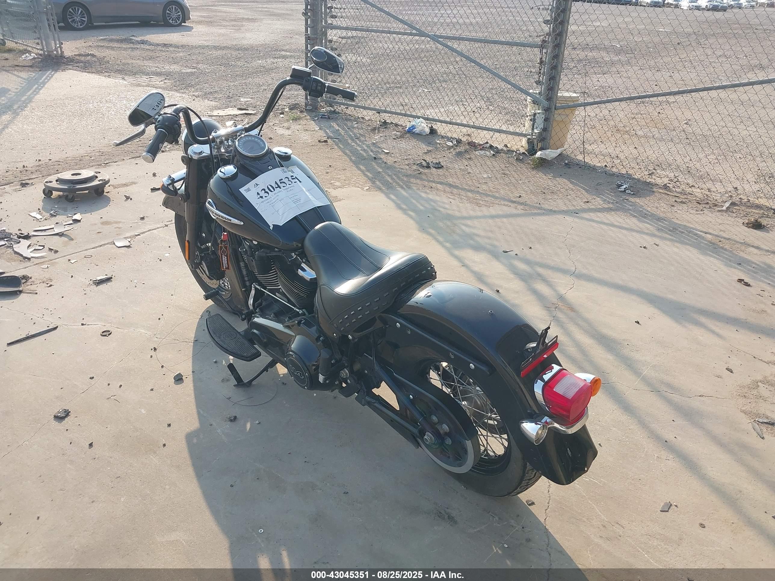 HARLEY-DAVIDSON FLHCS image 3