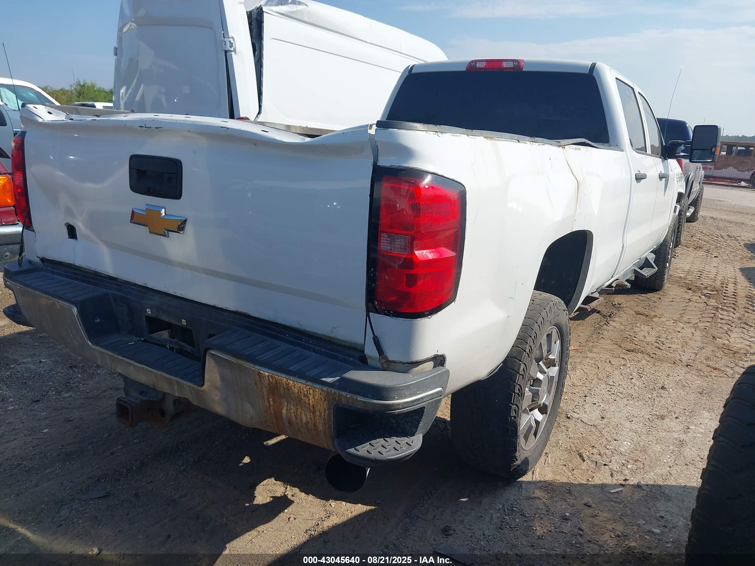 CHEVROLET SILVERADO image 4