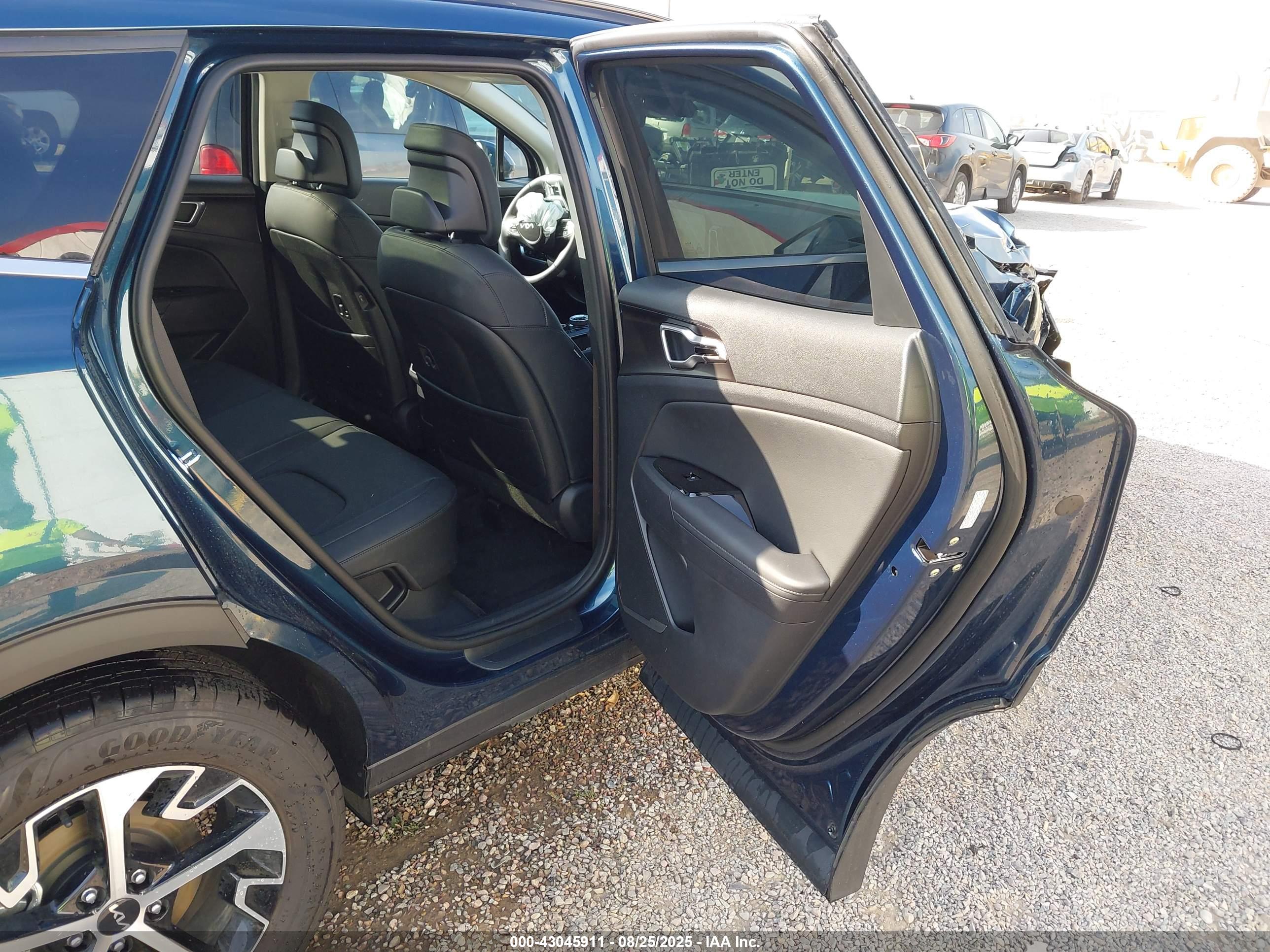 KIA SPORTAGE image 8