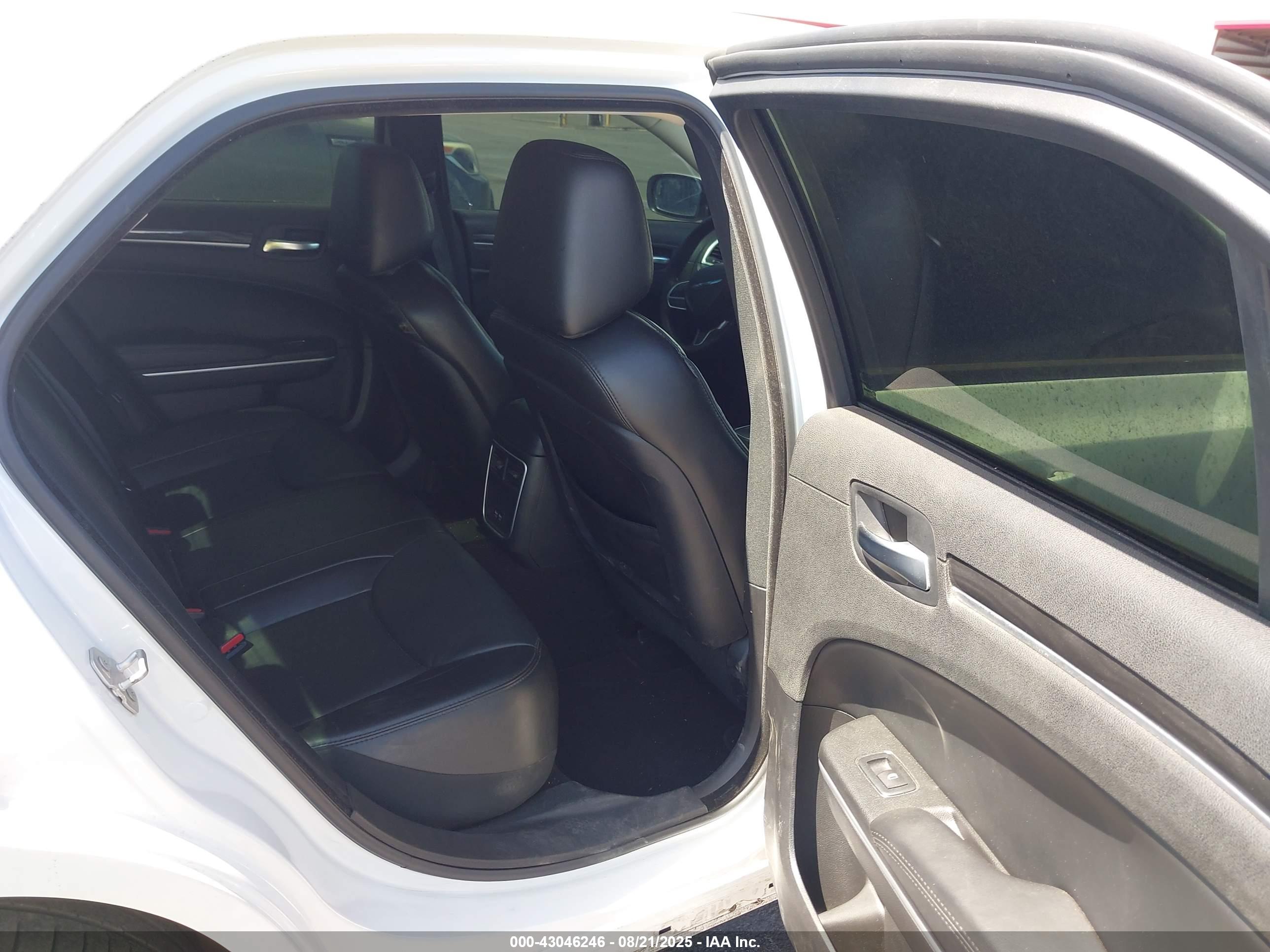 CHRYSLER 300 image 8