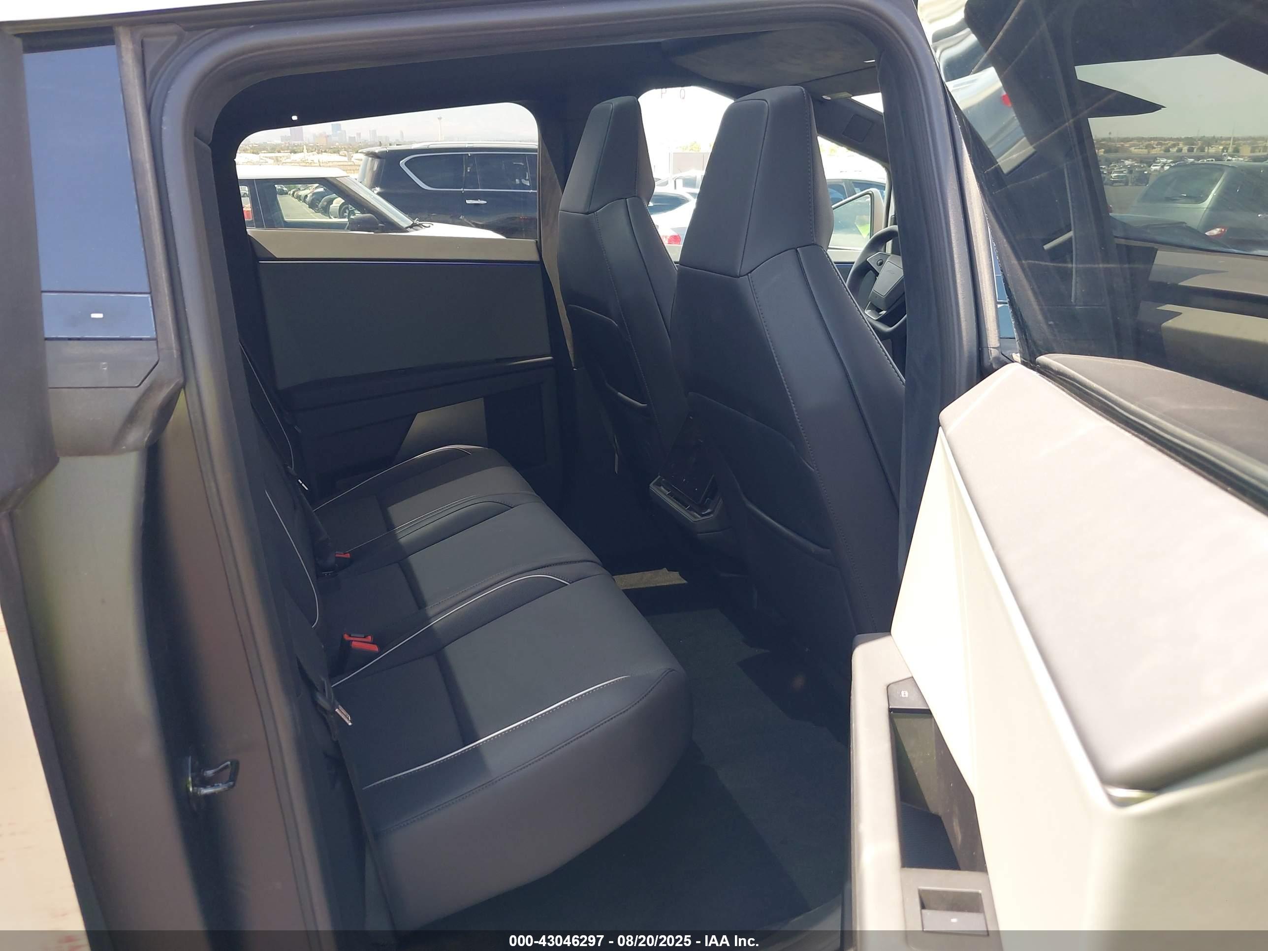 TESLA CYBERTRUCK image 8
