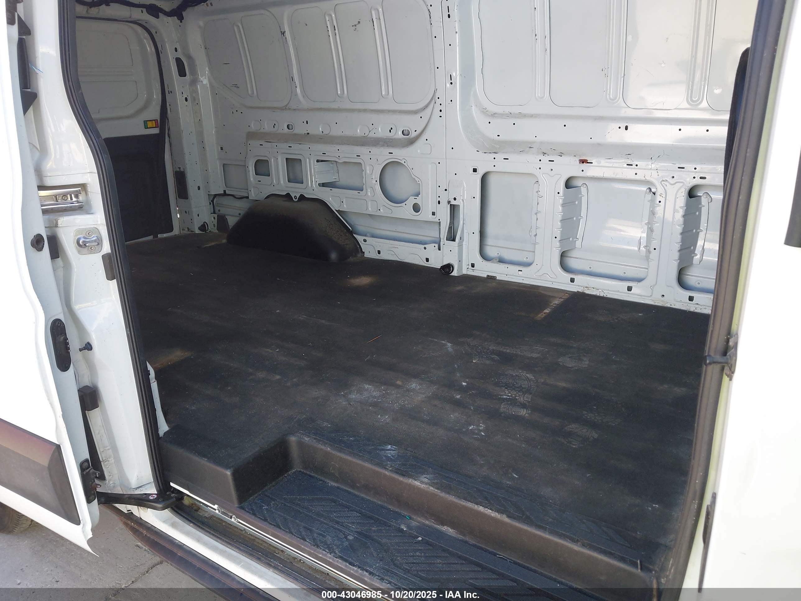 FORD TRANSIT-150 image 8