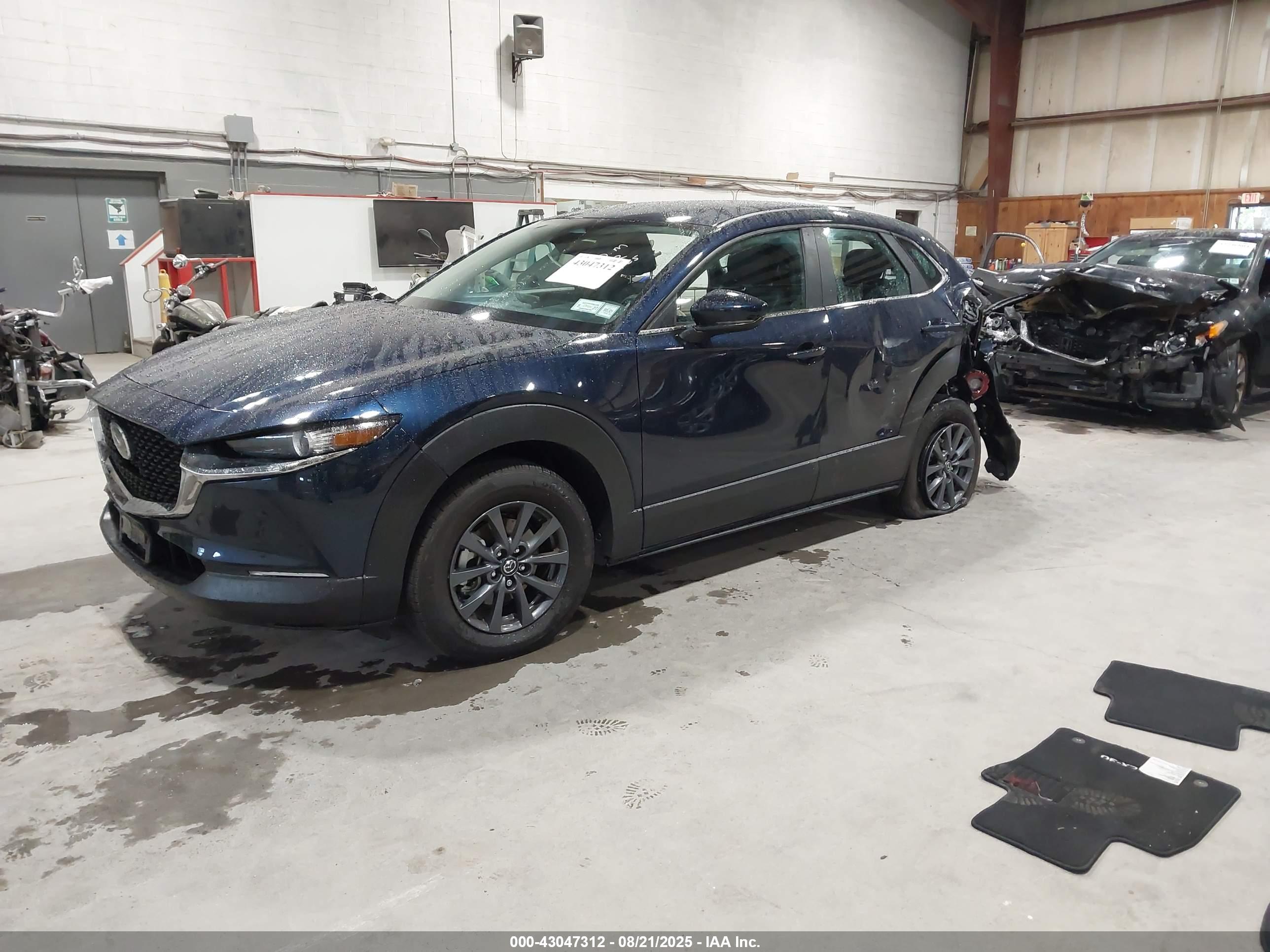 MAZDA CX-30 image 2