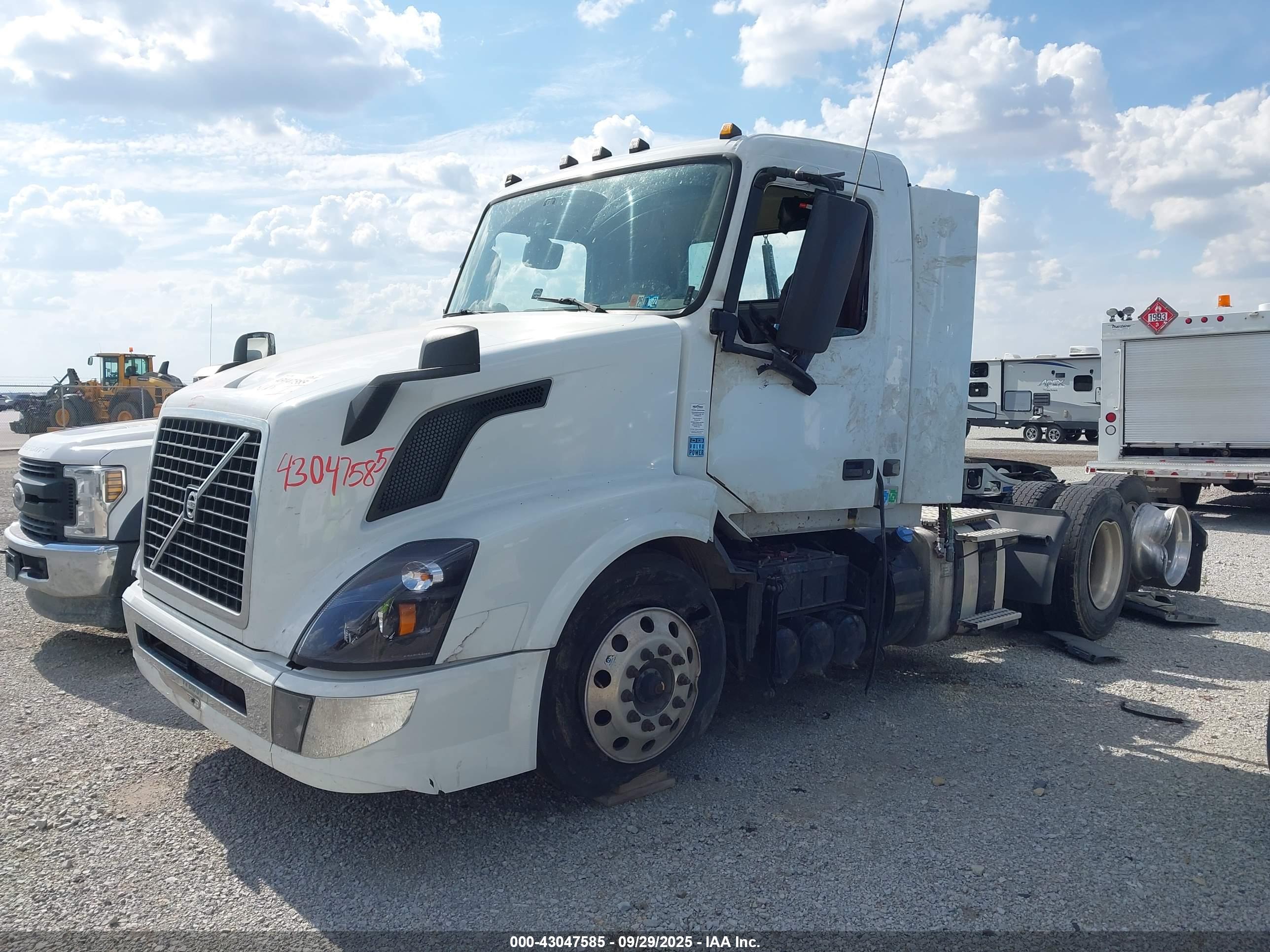 VOLVO VNL image 2