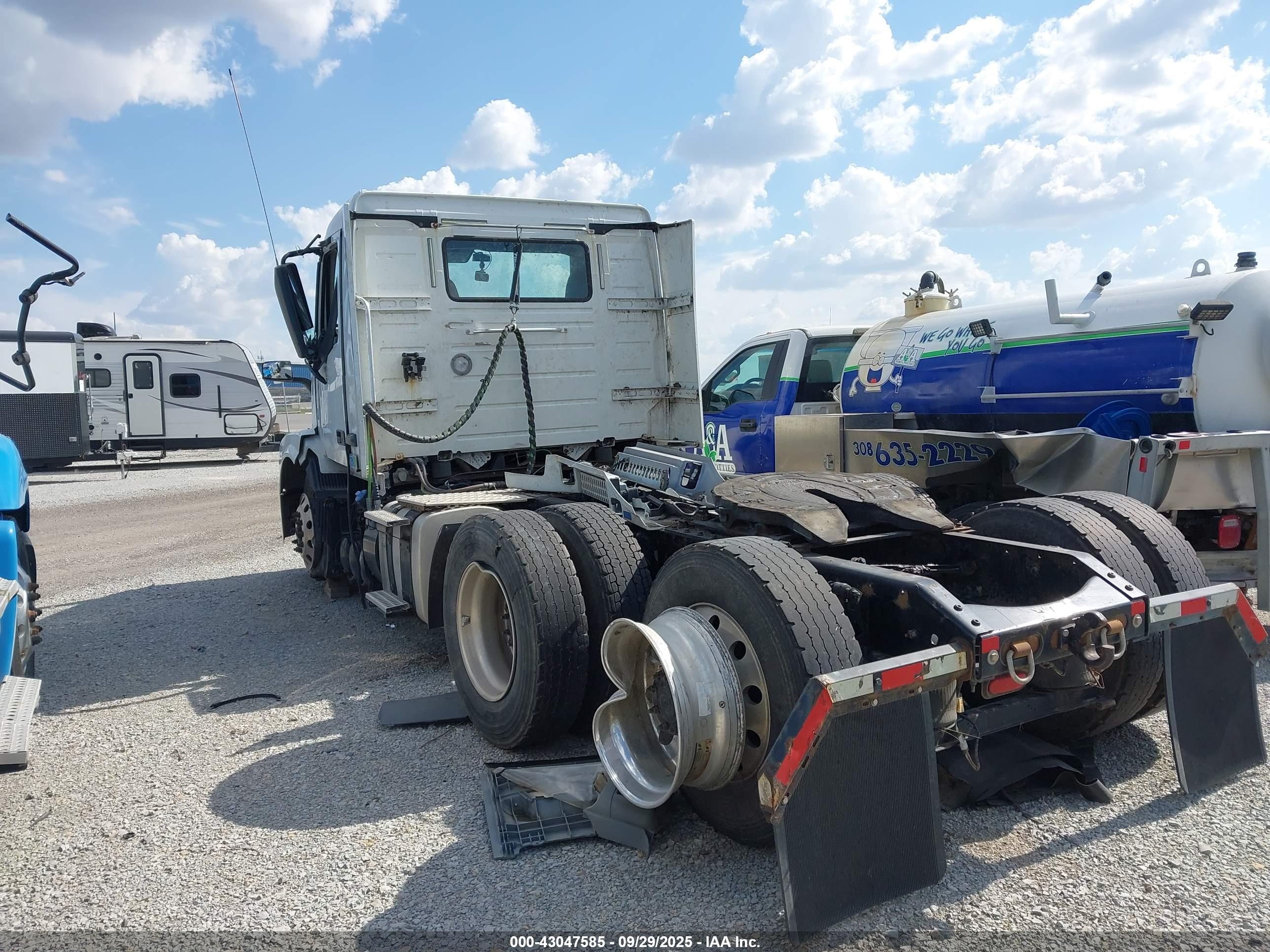 VOLVO VNL image 3