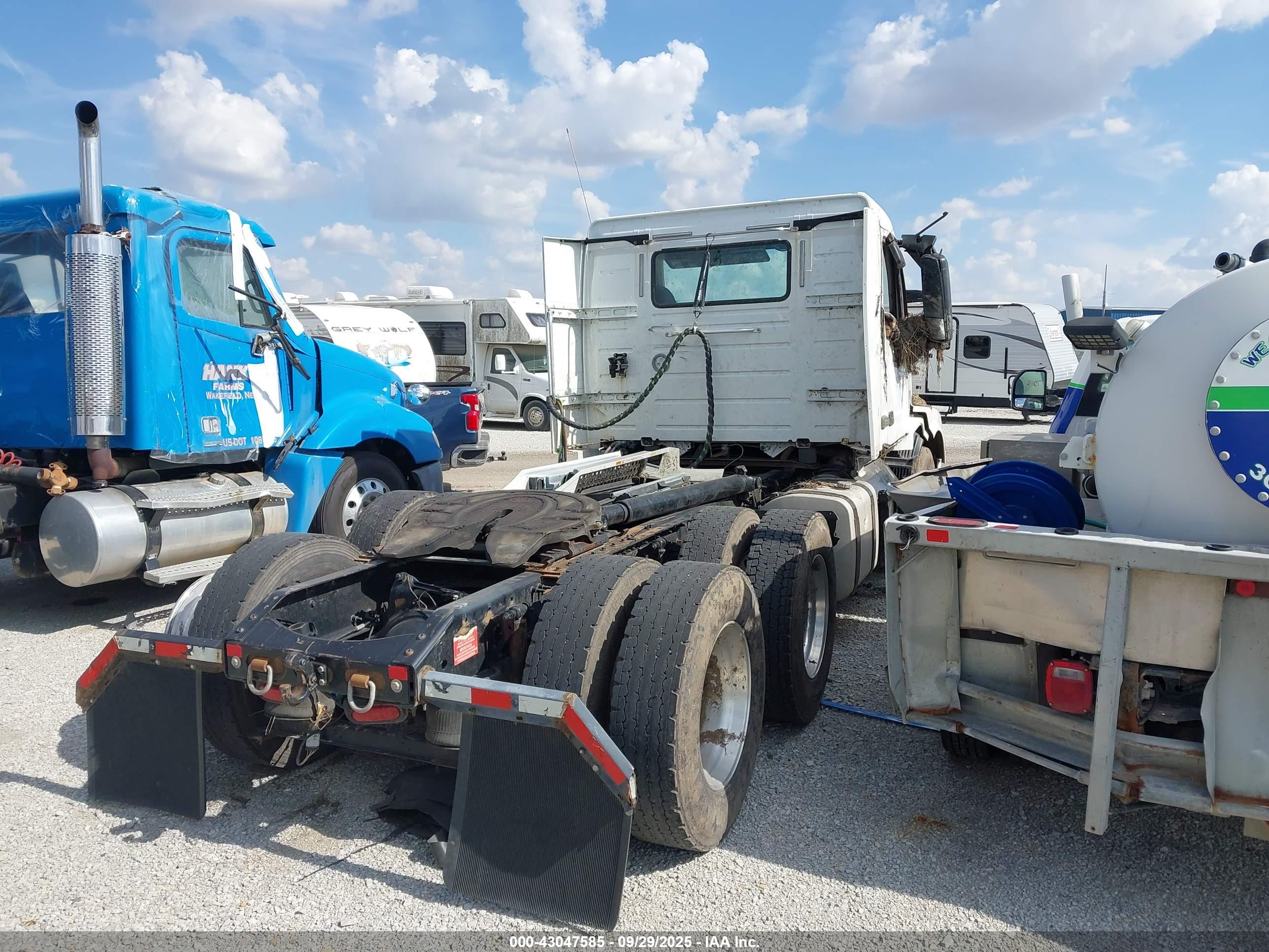 VOLVO VNL image 4