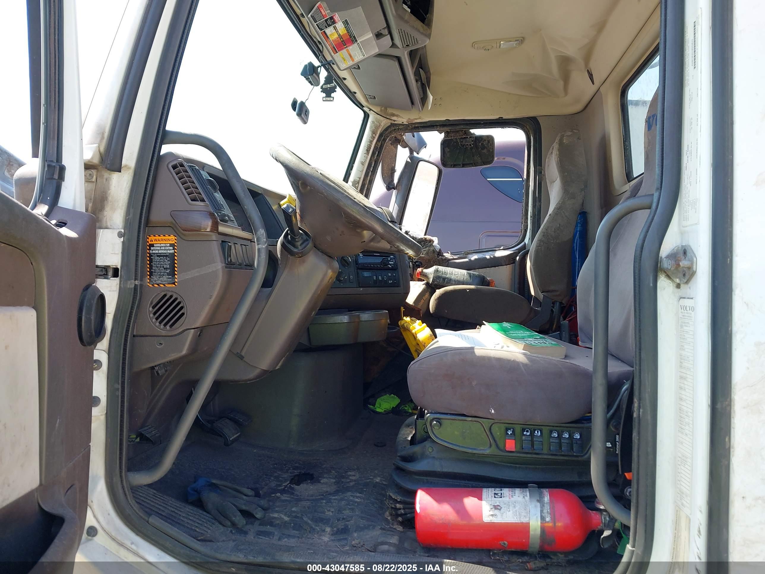 VOLVO VNL image 5