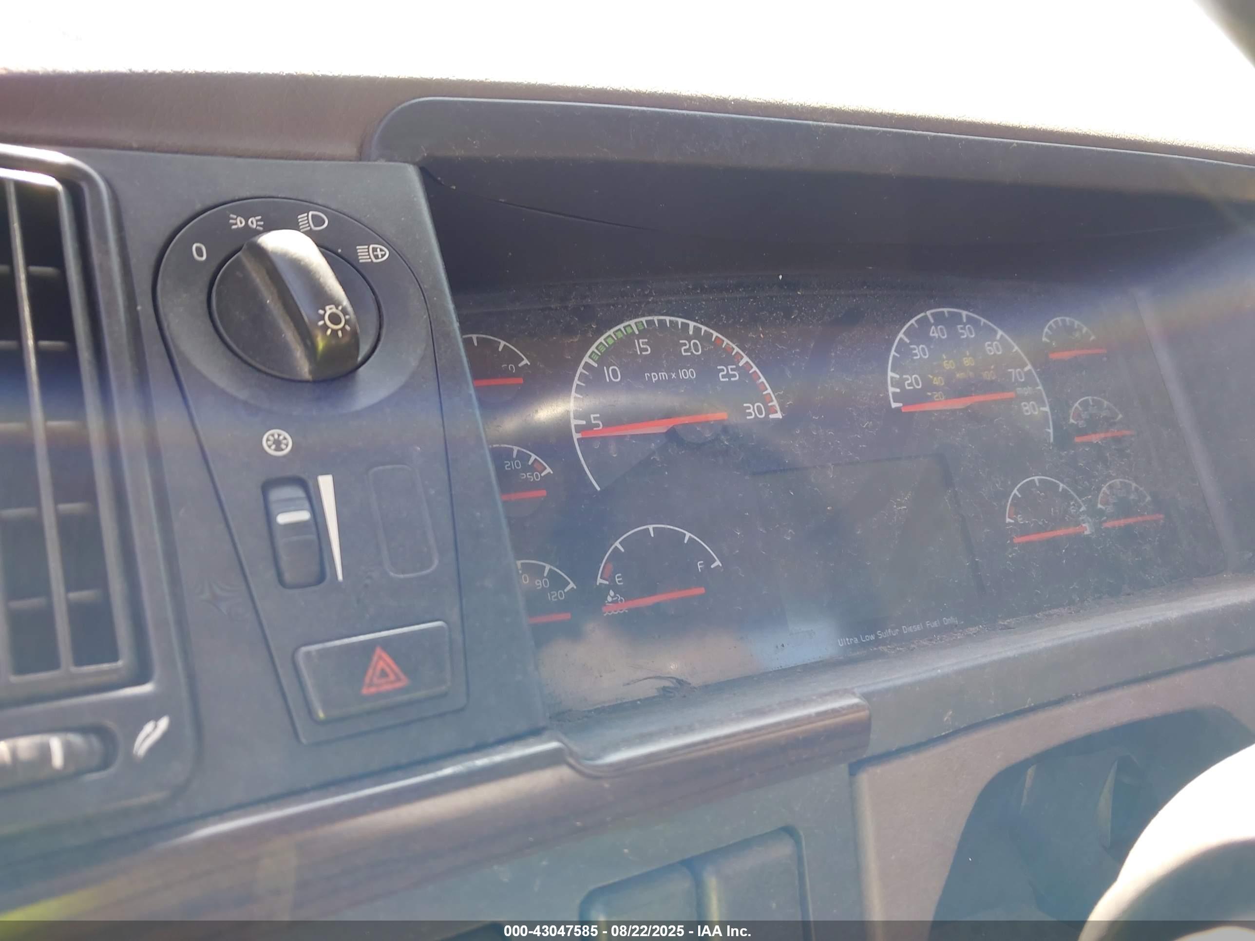 VOLVO VNL image 6
