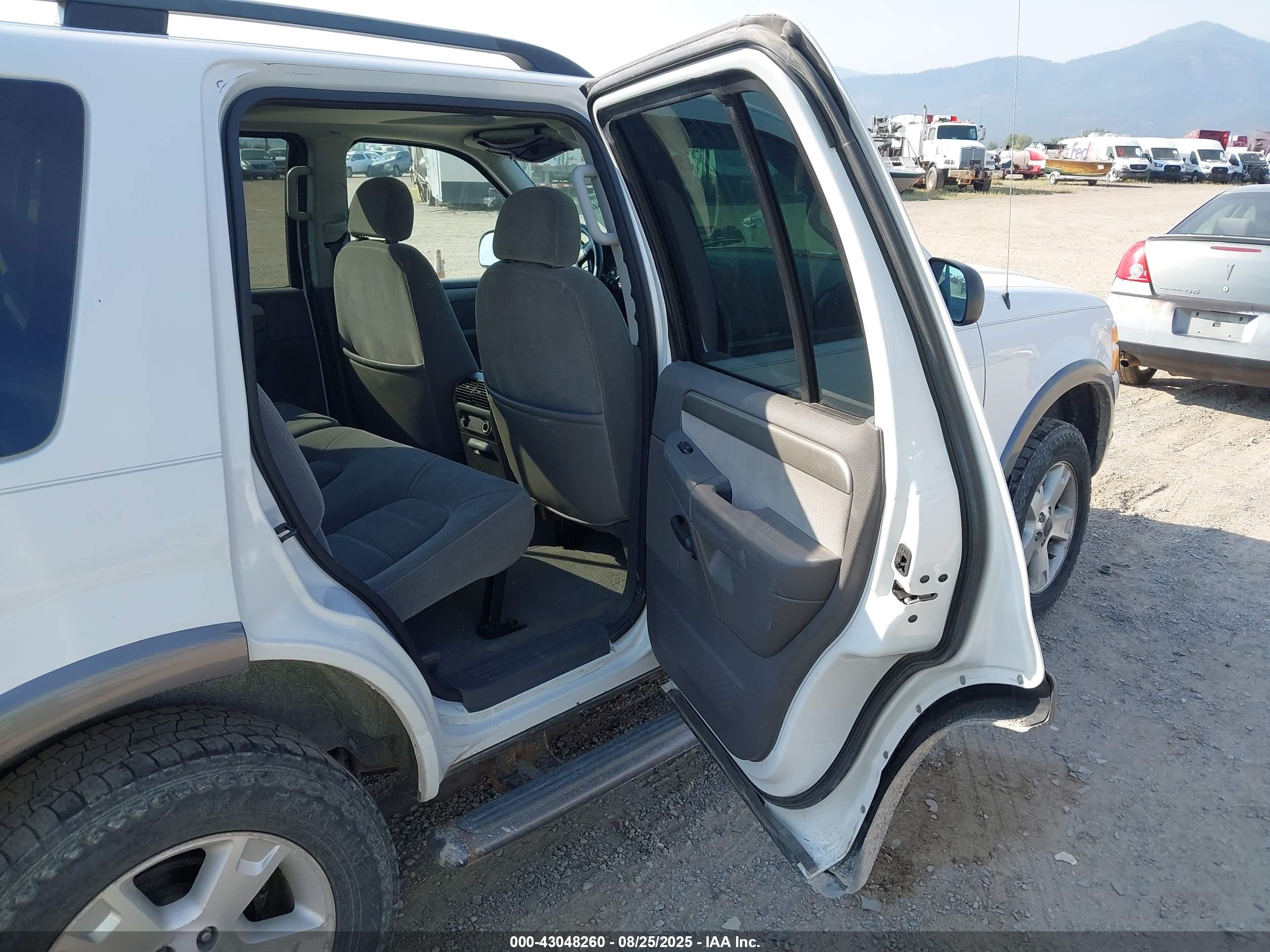 FORD EXPLORER image 8