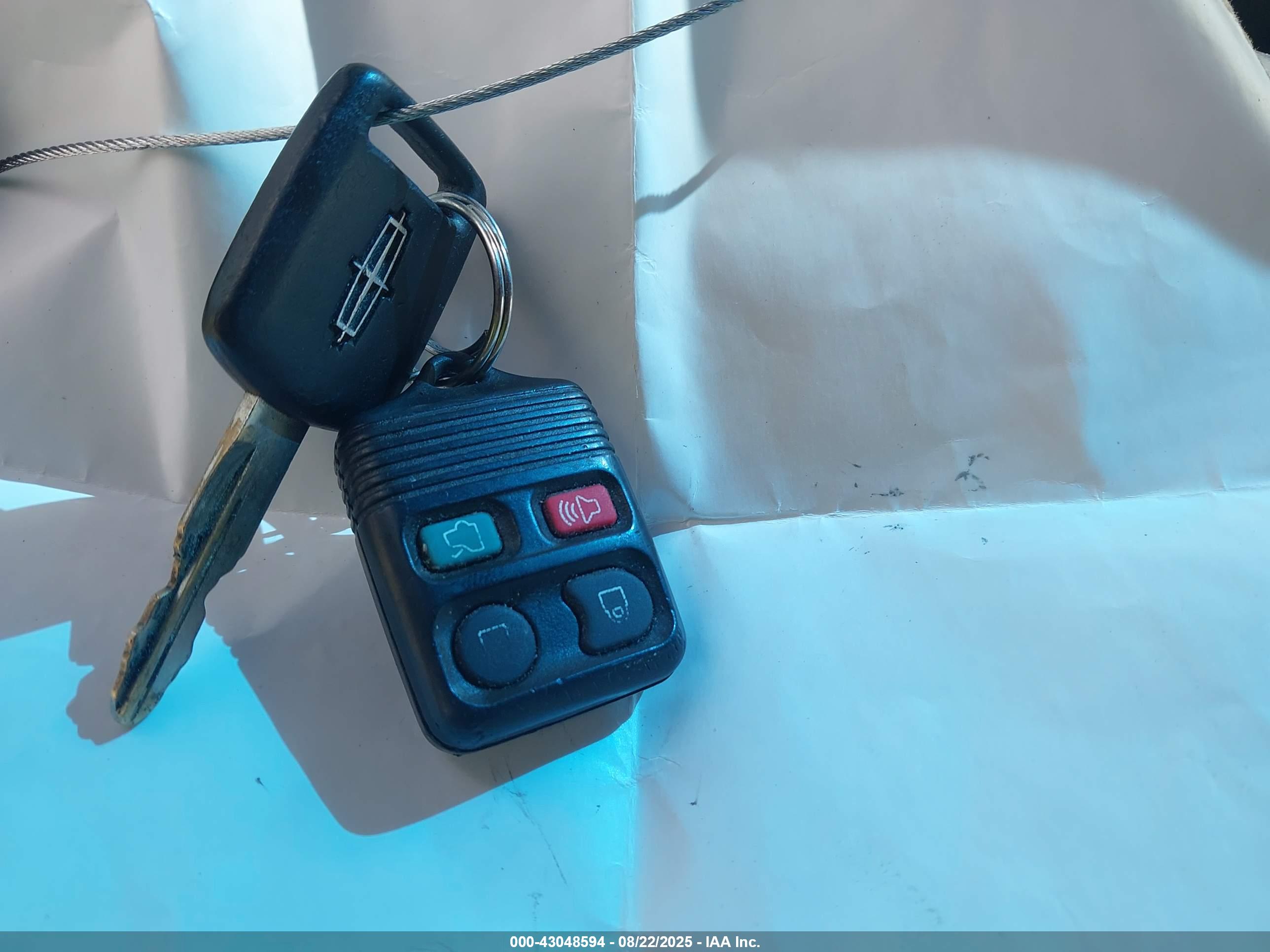 LINCOLN TOWN image 11